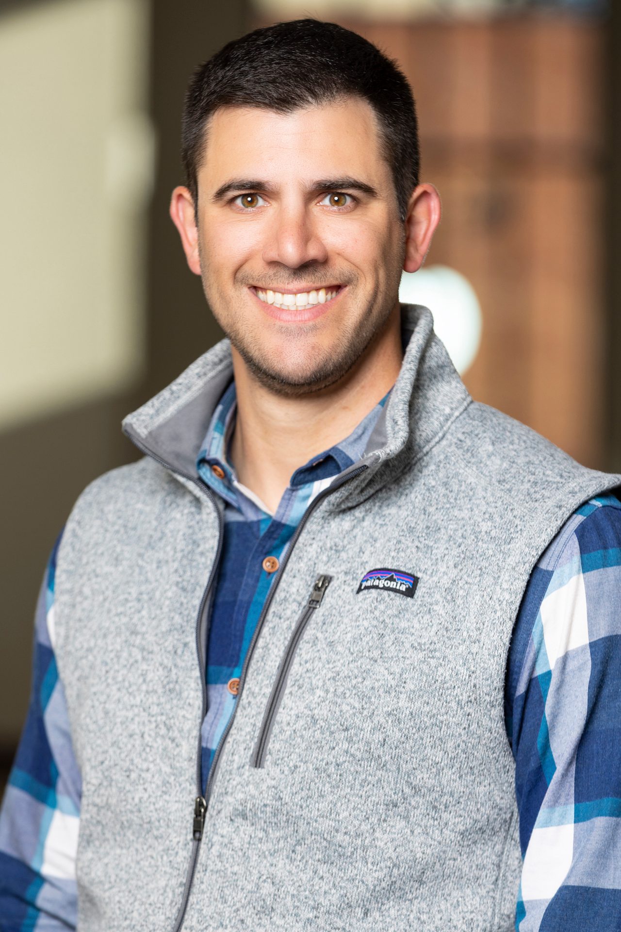 Flash photography, Forehead, Smile, Vertebrate, Sleeve, Mammal, Happy, Collar