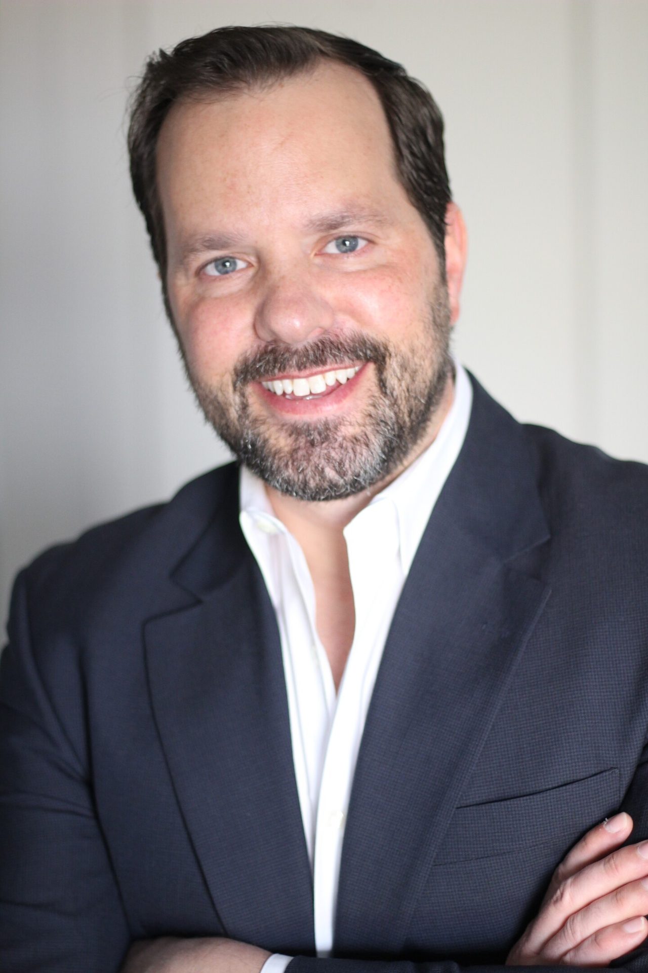 Dress shirt, Forehead, Smile, Chin, Eyebrow, Beard, Jaw, Sleeve, Mammal, Gesture