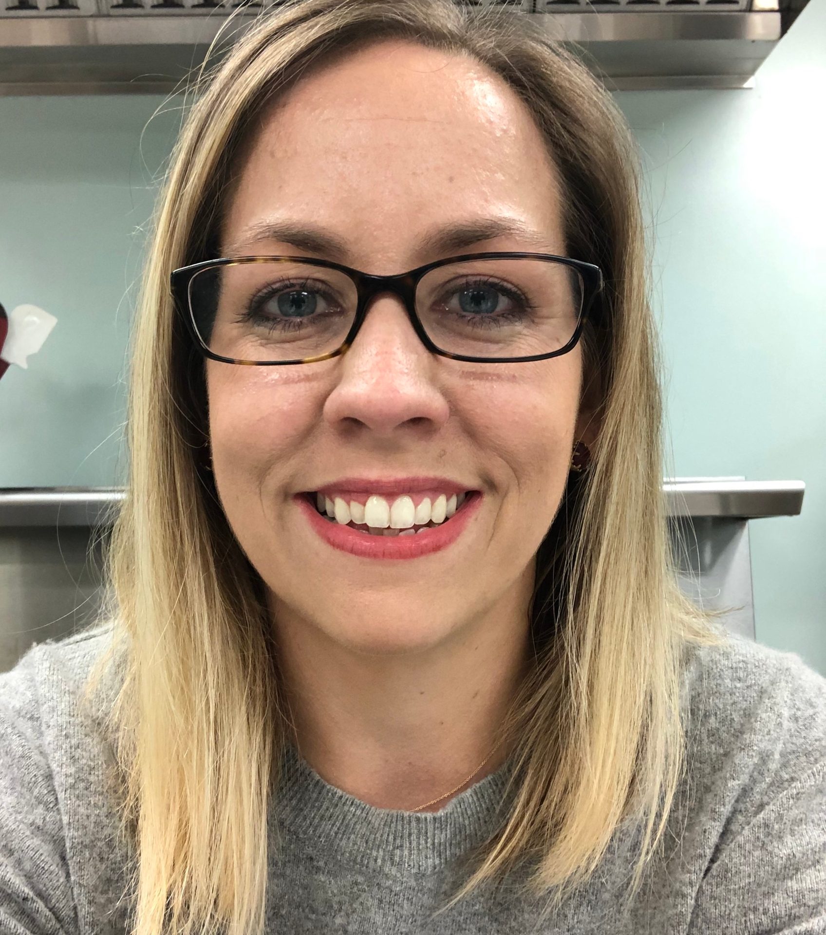 Vision care, Forehead, Nose, Glasses, Cheek, Smile, Skin, Lip, Chin, Eyebrow