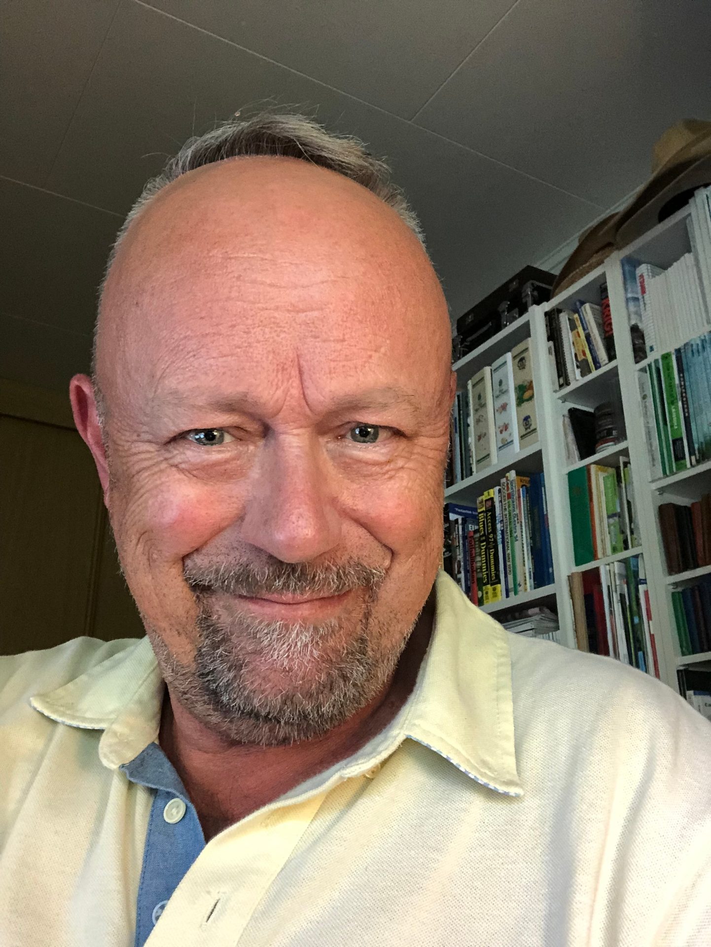 Facial hair, Forehead, Nose, Smile, Beard, Jaw, Neck, Bookcase, Iris