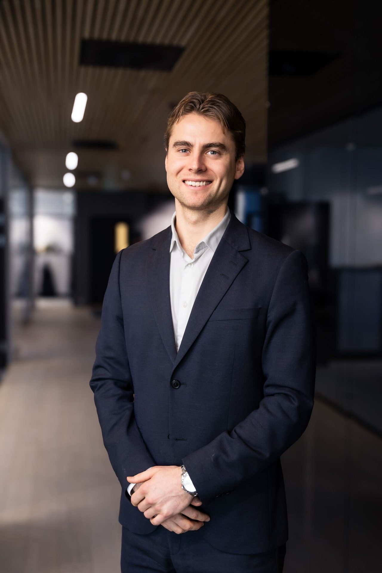 Formal wear, Facial expression, Dress shirt, White-collar worker, Sleeve, Collar, Shoulder, Standing, Blazer, Smile