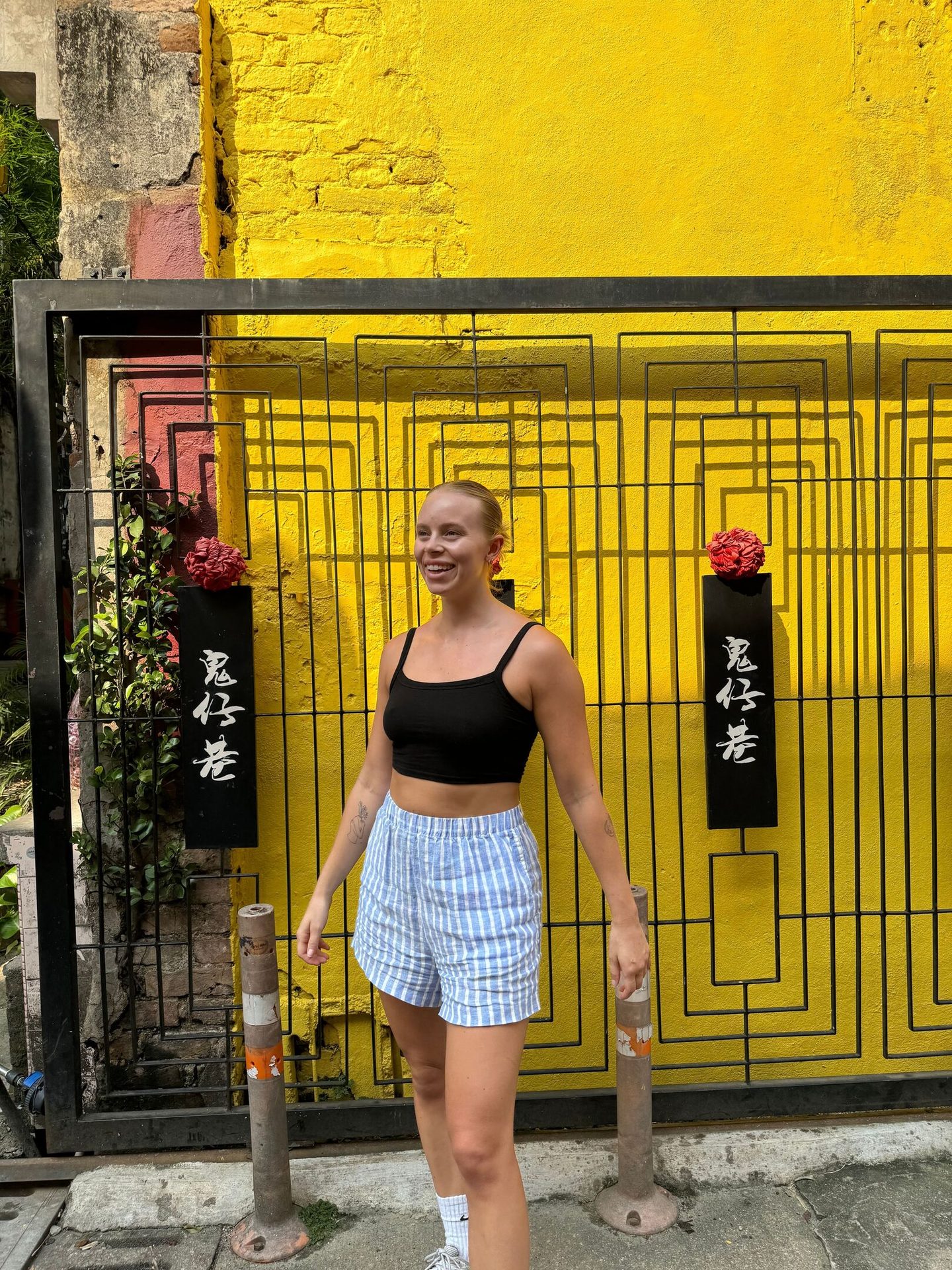 Shoulder, Plant, Yellow, Standing, Waist, Eyewear, Wall, Thigh