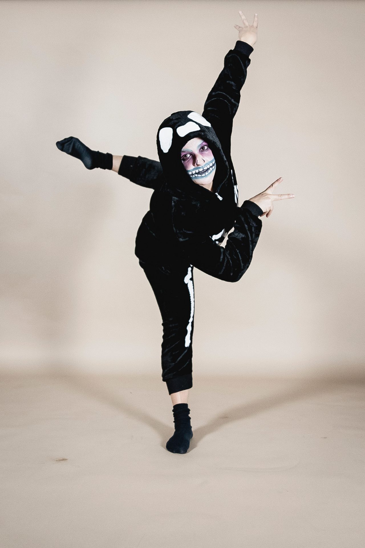 Flash photography, Performing arts, Arm, Sleeve, Happy, Gesture, Entertainment