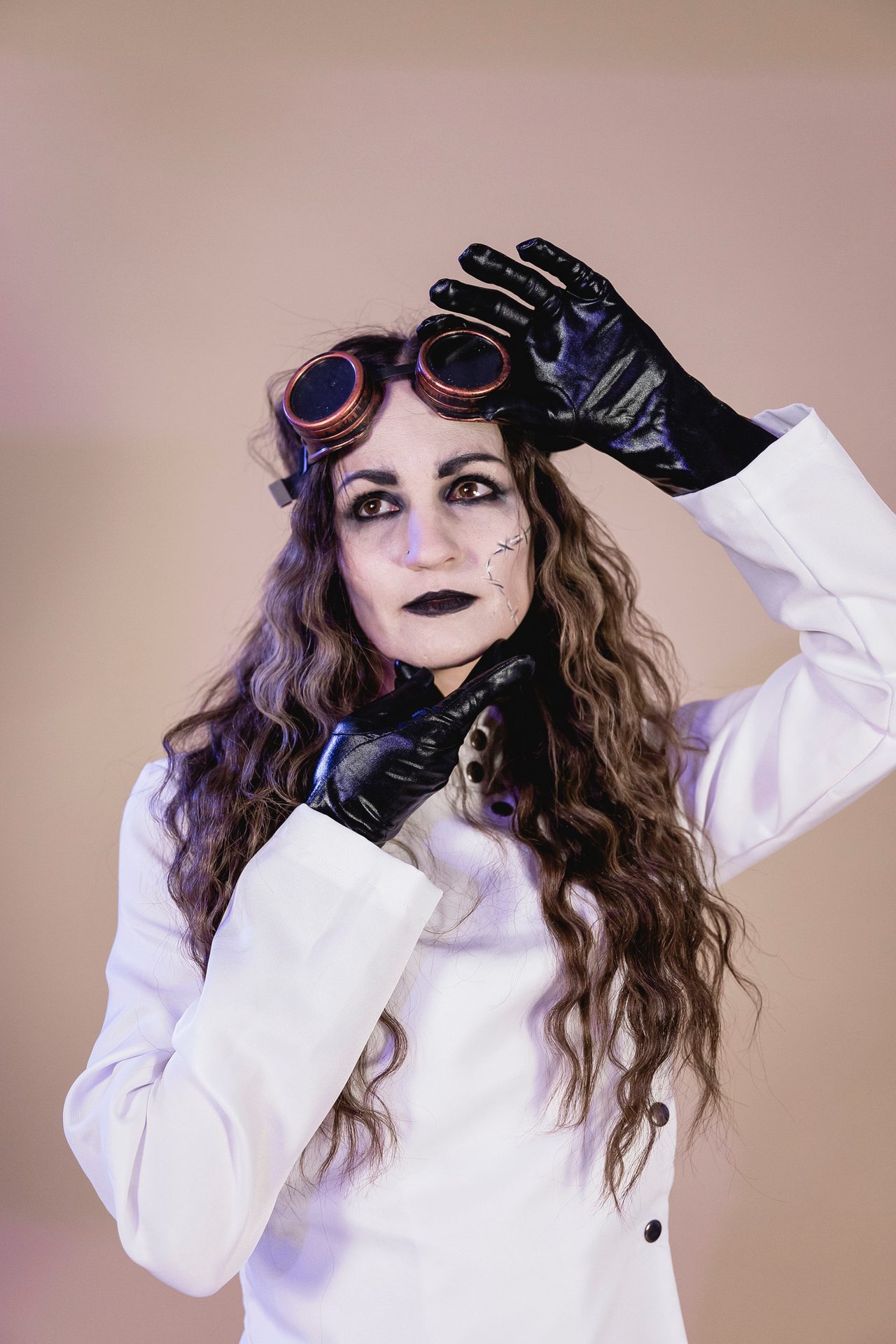 Vision care, Flash photography, Lip, Glove, Eyelash, Purple, Sleeve, Gesture, Lipstick, Eyewear