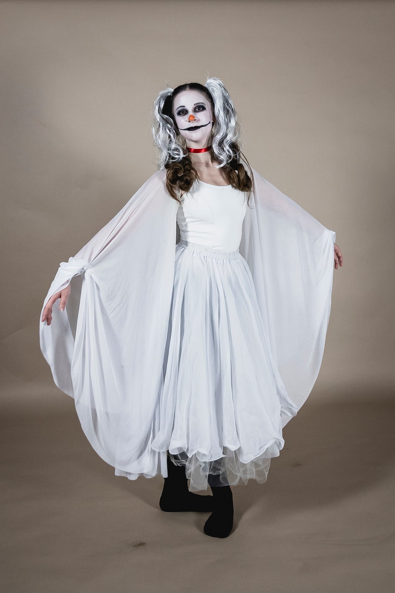 Wedding dress, Performing arts, Hair, Footwear, Shoe, Sleeve, Gown, Embellishment, Headgear, Entertainment