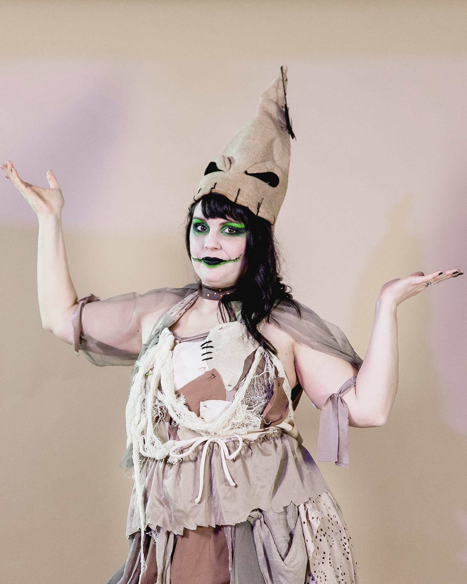 Performing arts, Fashion design, Glove, Gesture, Necklace, Entertainment, Headpiece