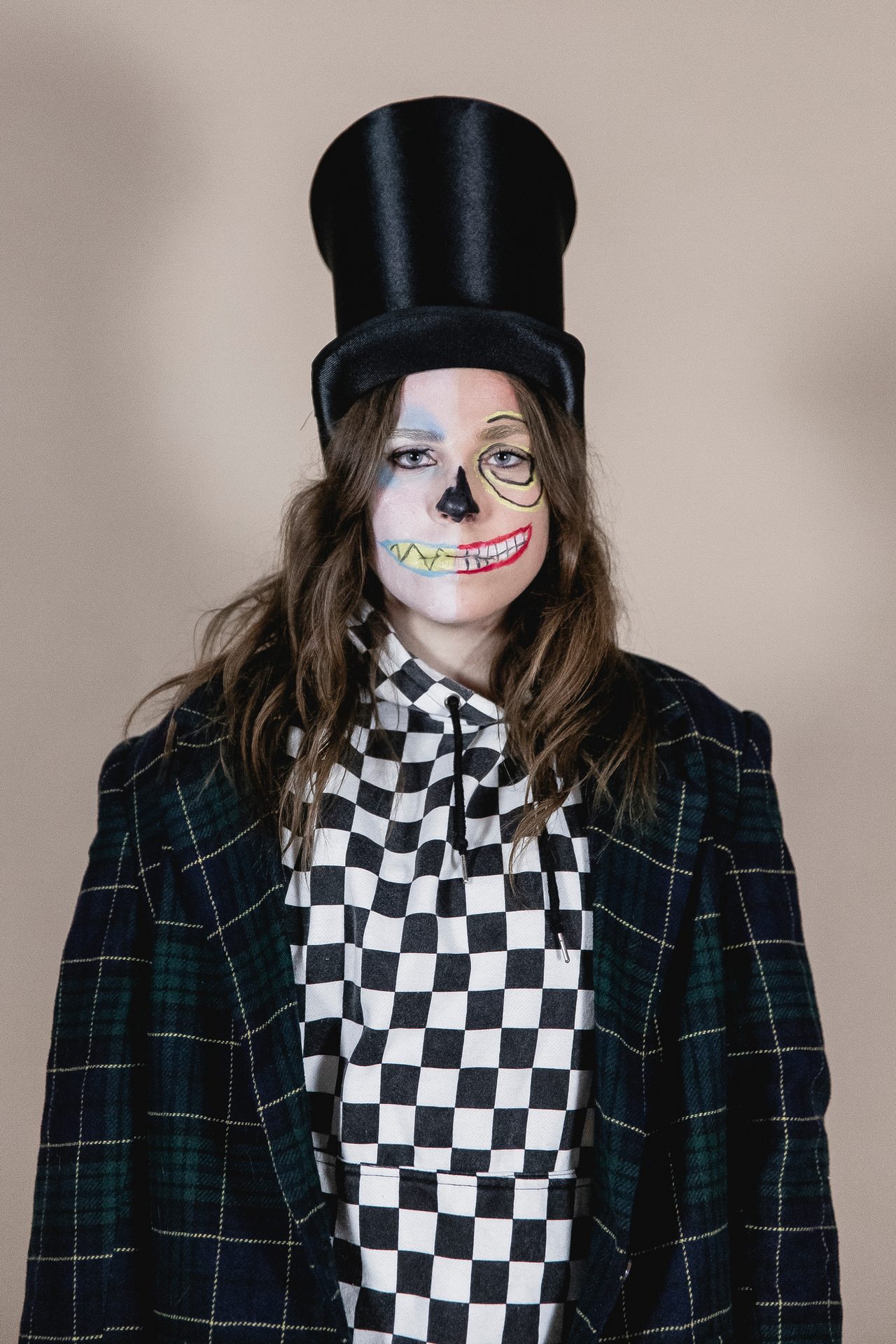 Clothing, Outerwear, Hairstyle, Eye, Hat, Fashion, Smile, Tartan, Textile, Sleeve