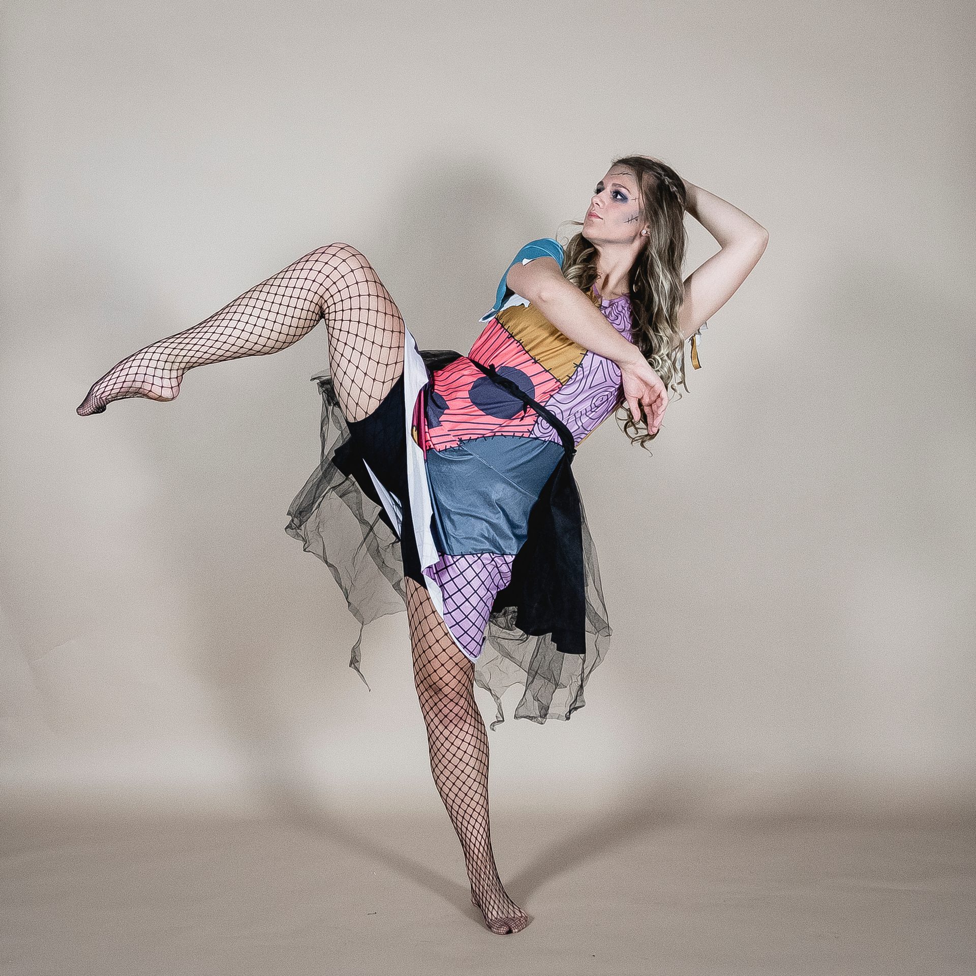 Flash photography, Performing arts, Fashion design, Knee, Sleeve, Waist, Thigh, Dance, Entertainment