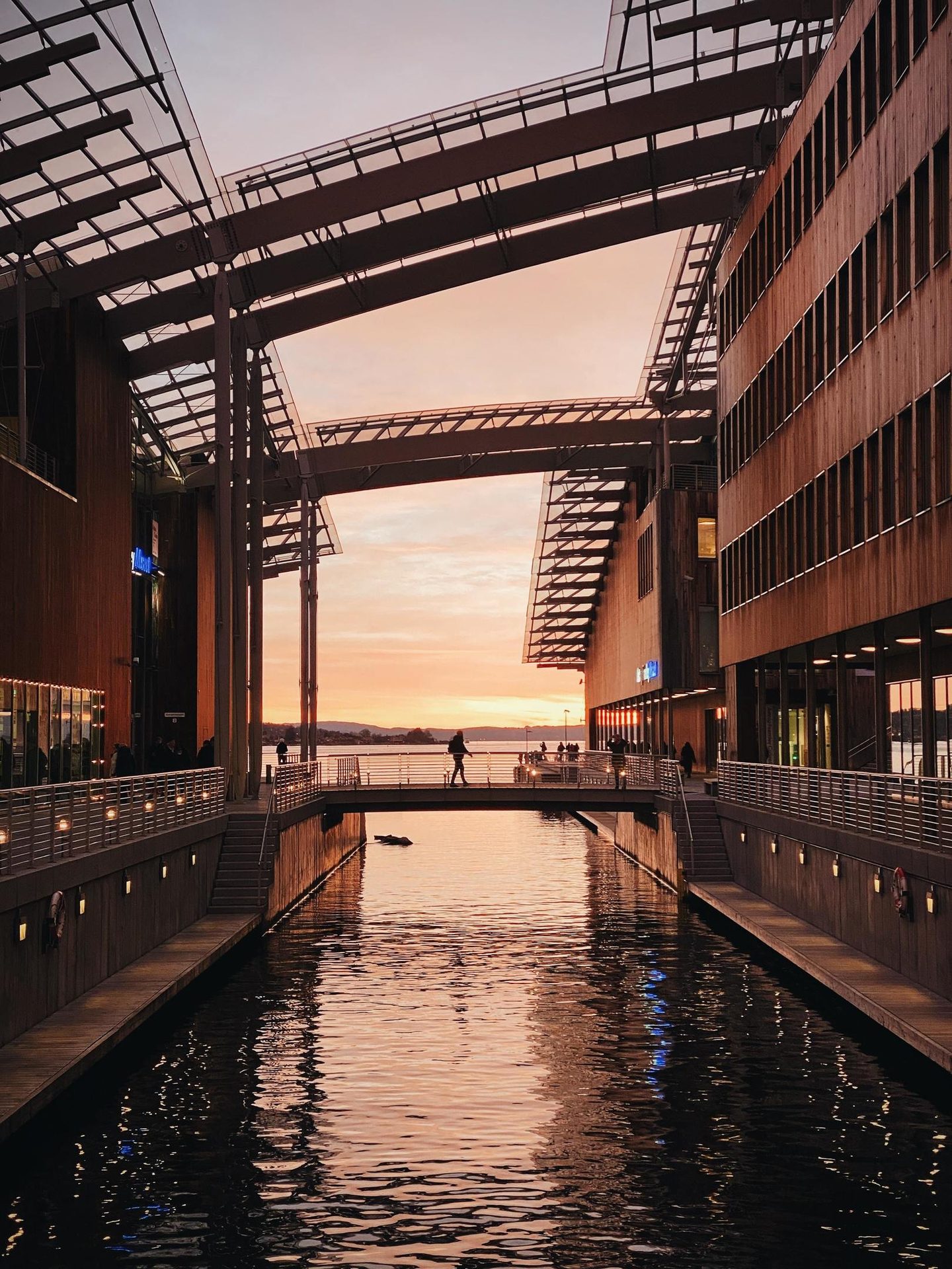 Body of water, Sky, Dusk, Building, Bridge