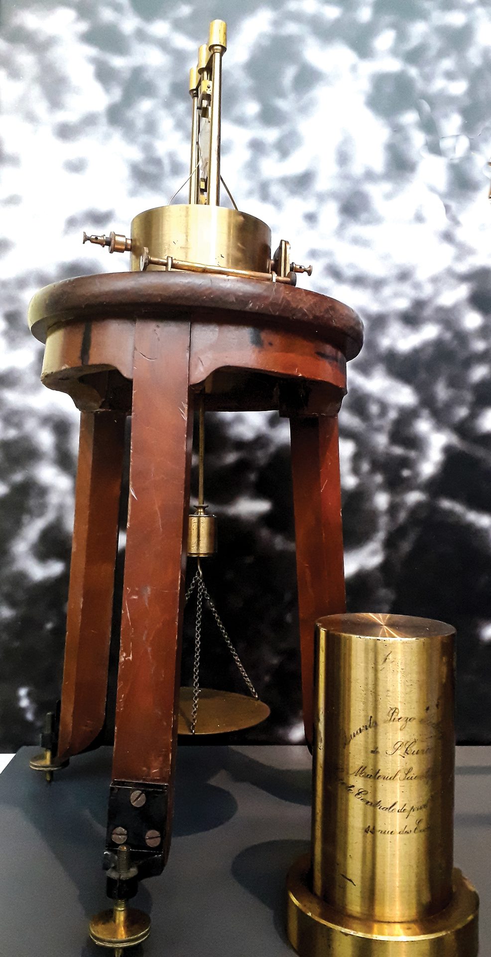 piezoelectric compensator based on Pierre Curie&#x2019;s design