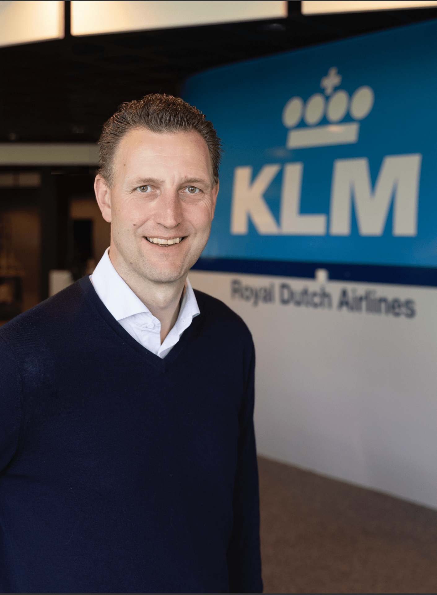 Smile, Sleeve, Gesture, Collar