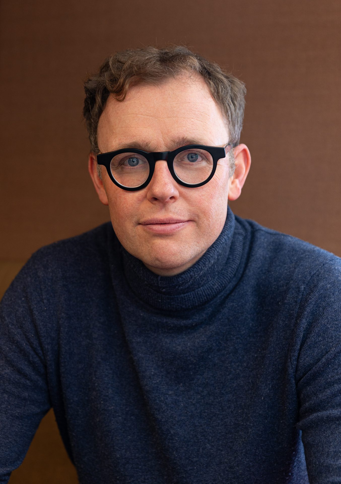 Vision care, Flash photography, Forehead, Nose, Glasses, Cheek, Eye, Jaw, Sleeve, Grey