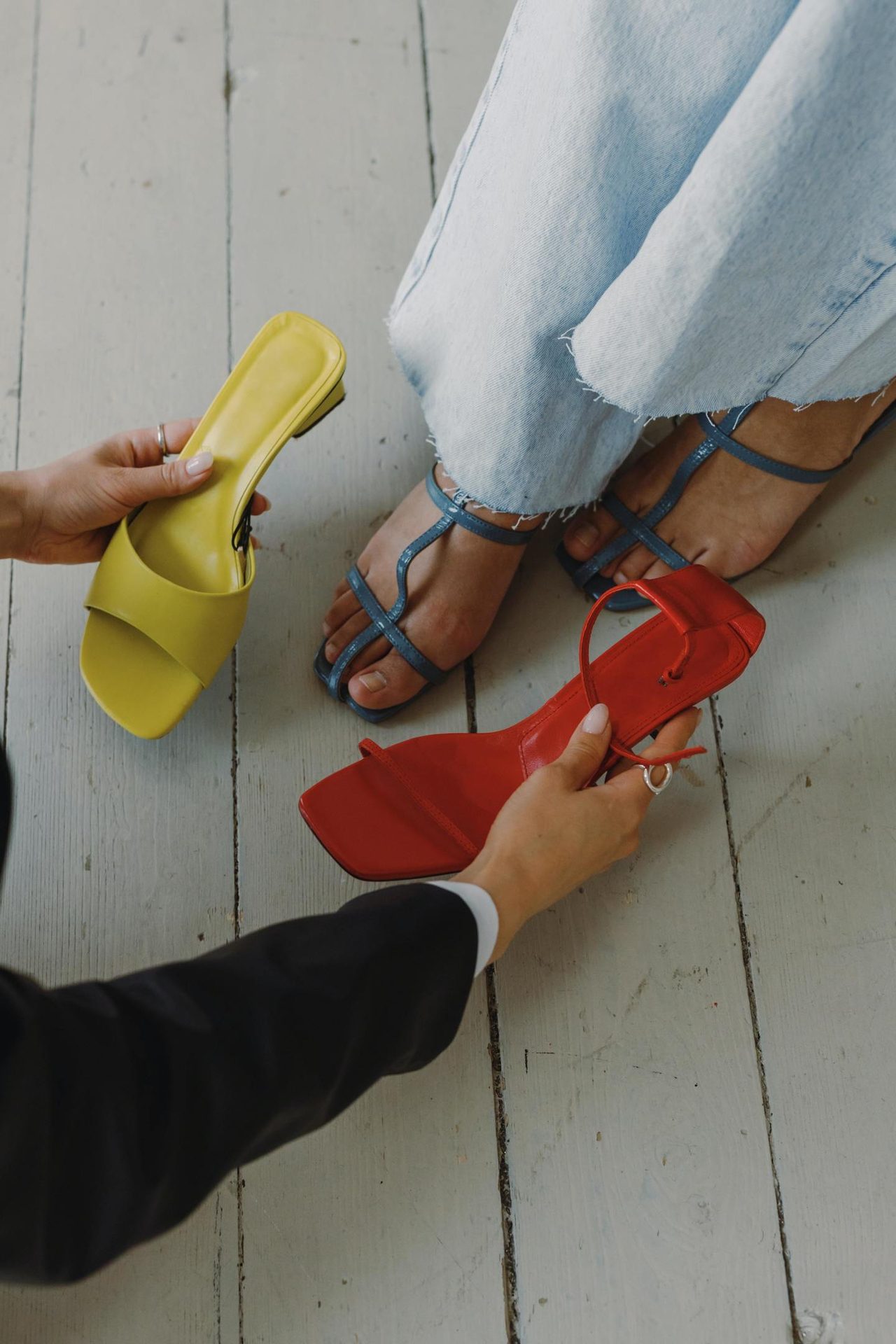 Footwear, Joint, Hand, Shoe, Leg, Knee, Thigh, Finger, Wood, Flip-flops