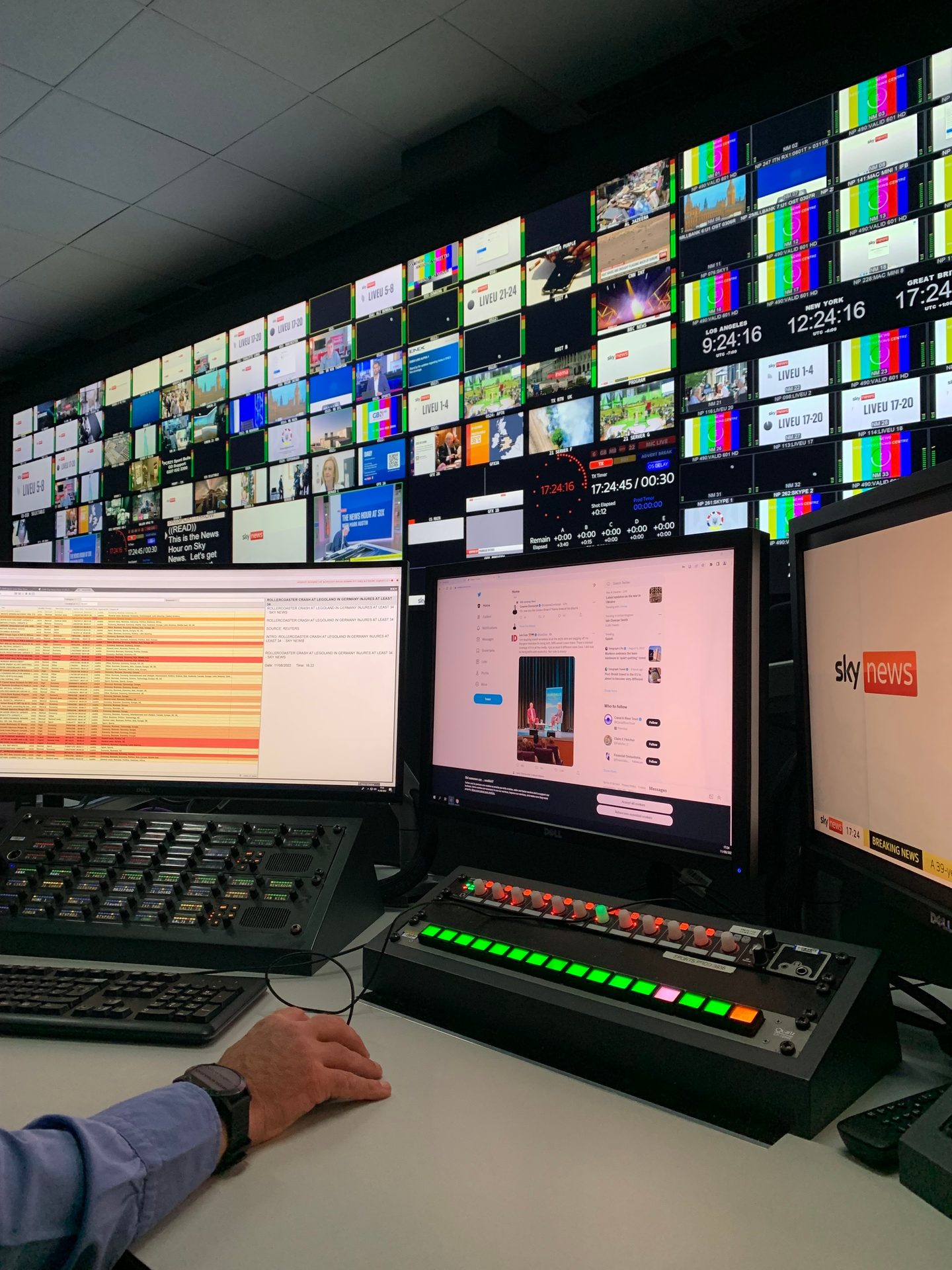 Personal computer, Output device, Audio equipment, Peripheral, Gadget, Tie