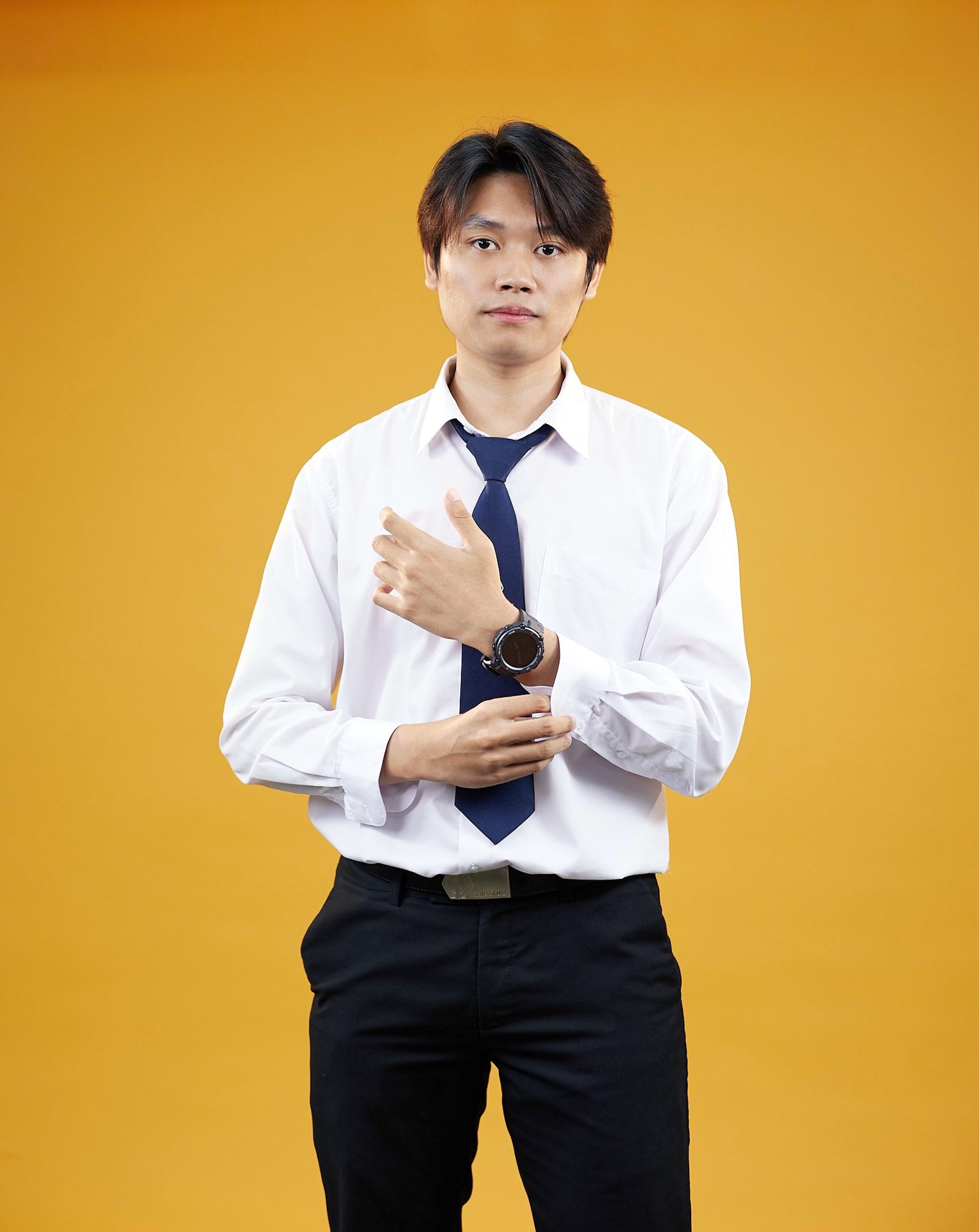 Dress shirt, Human body, Arm, Shoulder, Neck, Sleeve, Standing, Gesture, Collar, Elbow