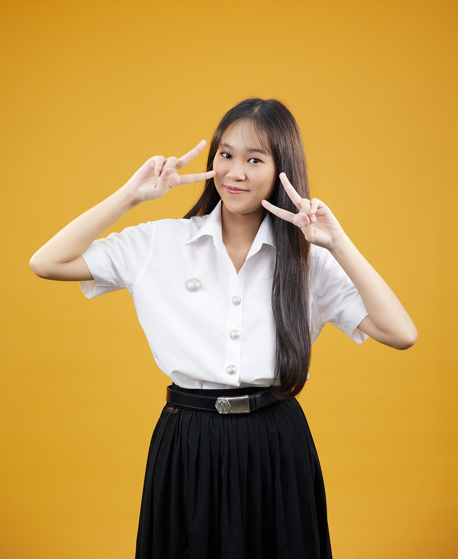 School uniform, Facial expression, Dress shirt, Chin, Hand, Outerwear, Hairstyle, Arm, Shoulder, Smile