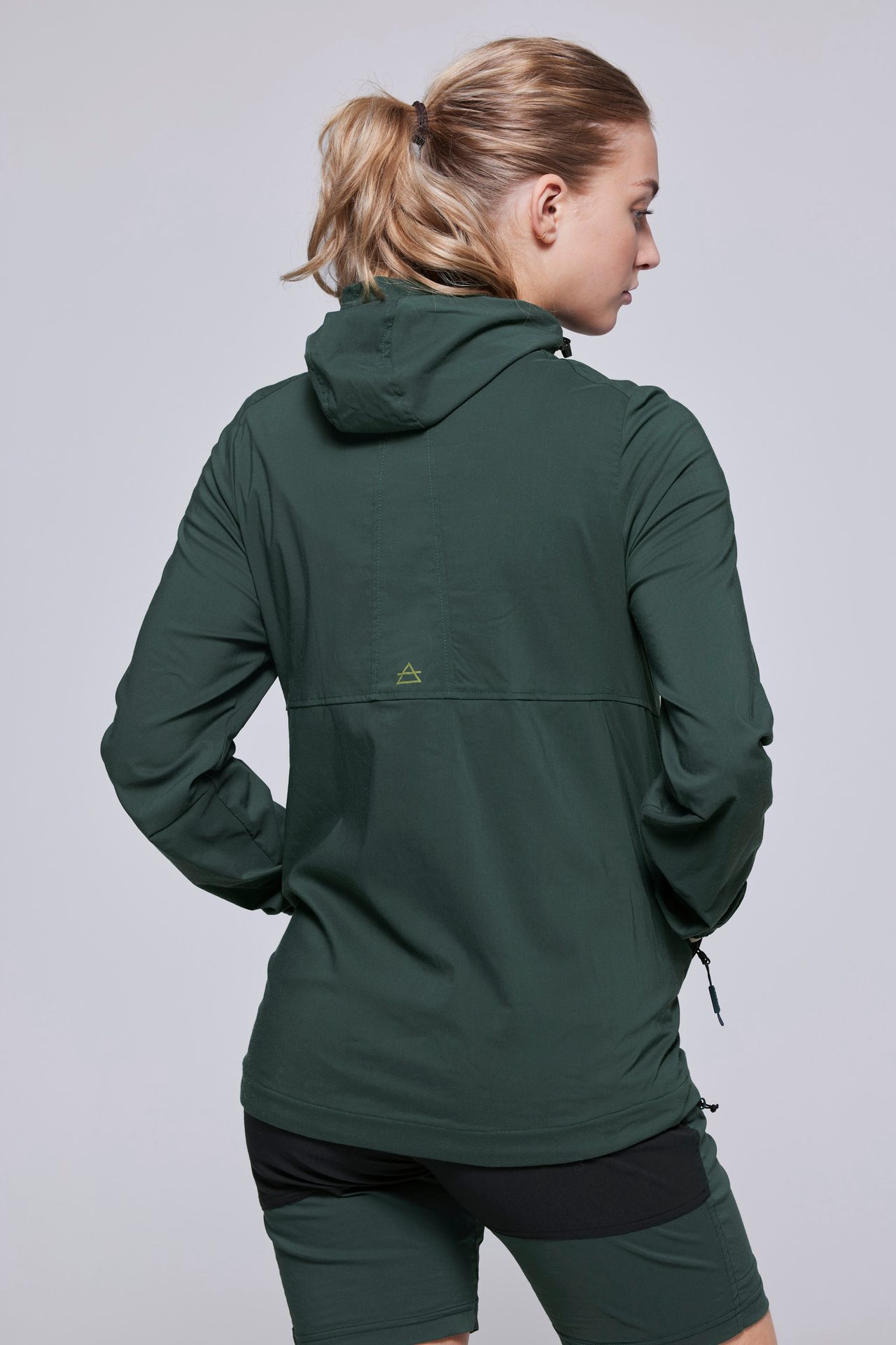 Human body, Hair, Outerwear, Arm, Shoulder, Jersey, Neck, Sleeve, Gesture, Grey