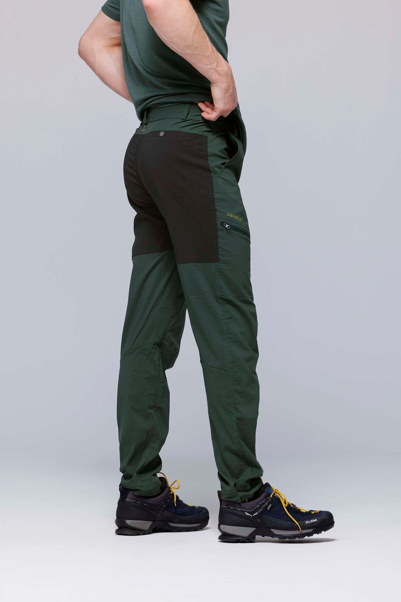 Active pants, Footwear, Shoe, Trousers, Leg, Sleeve, Knee, Waist, Thigh, Camouflage