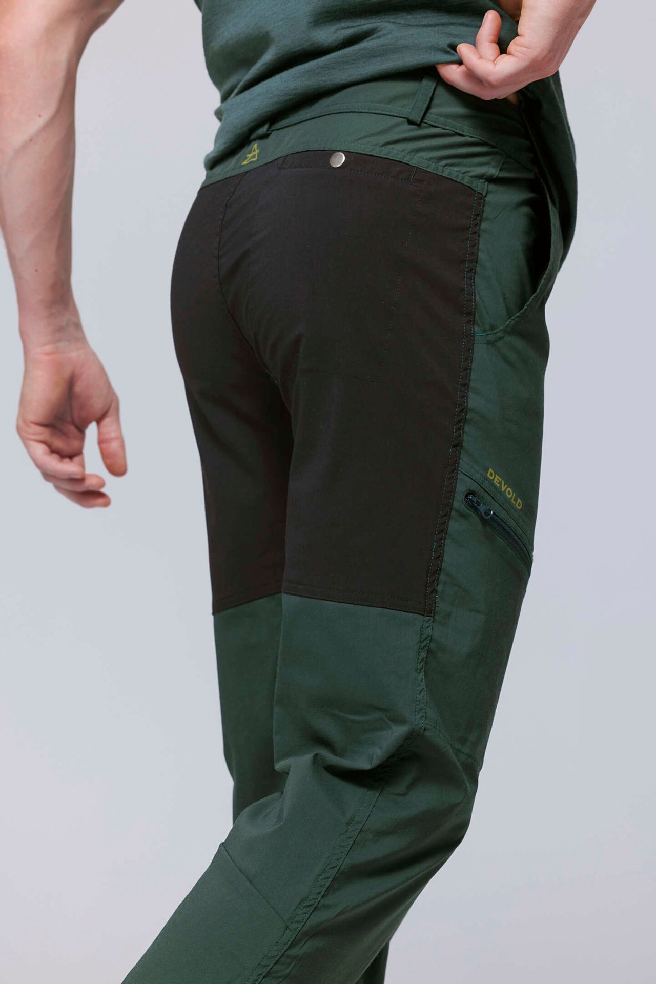 Joint, Jeans, Outerwear, Leg, Shorts, Sleeve, Textile, Standing, Knee, Waist