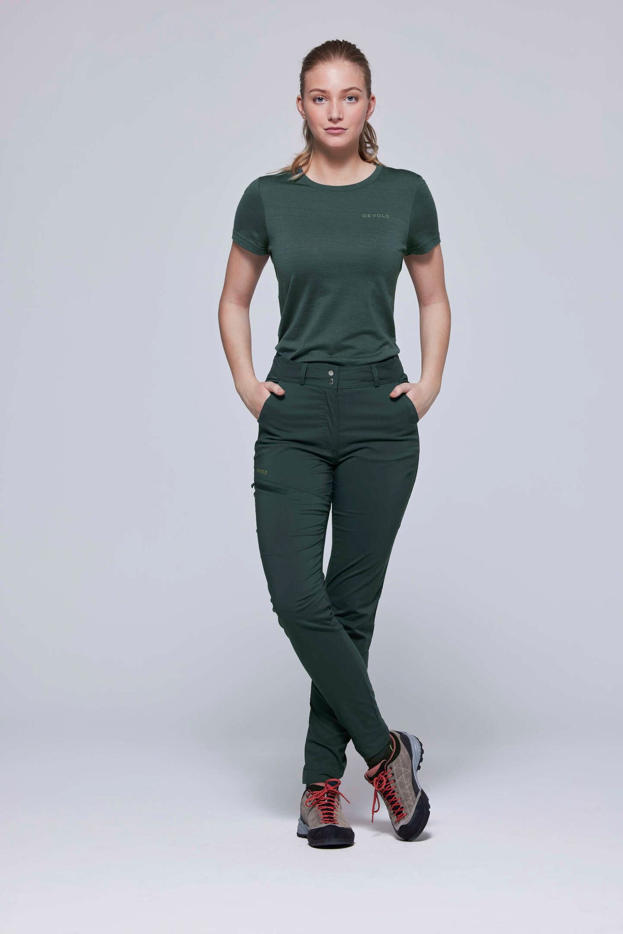 Jeans, Trousers, Arm, Leg, Neck, Sleeve, Waist, Gesture, Knee, Thigh