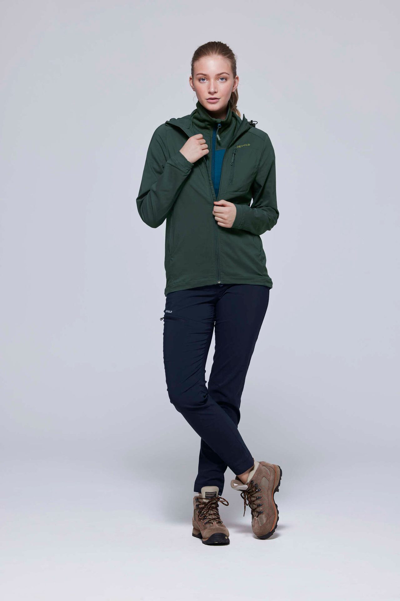 Hair, Jeans, Sleeve, Gesture, Knee