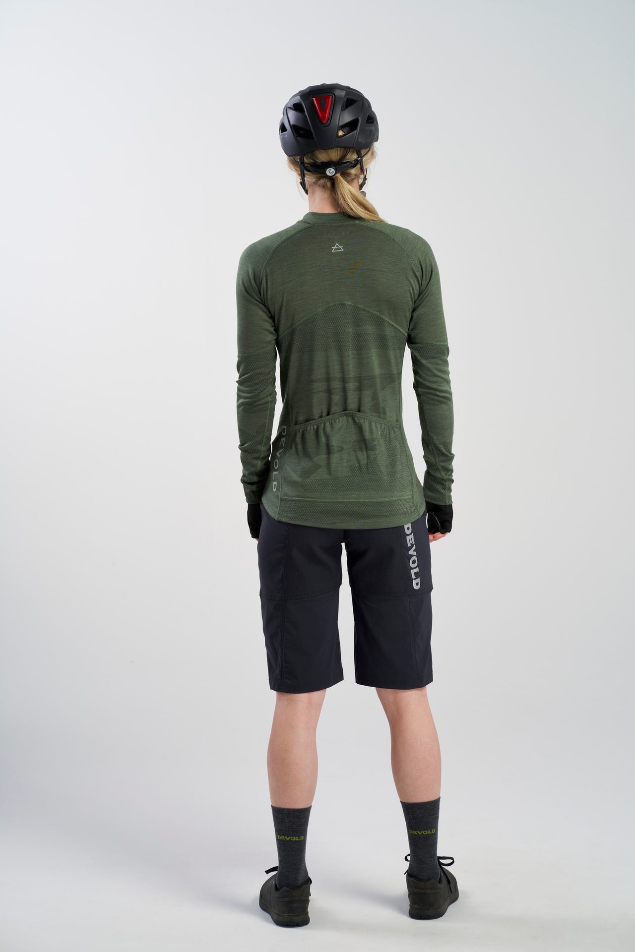 Sports uniform, Active shorts, Human body, Arm, Helmet, Jersey, Neck