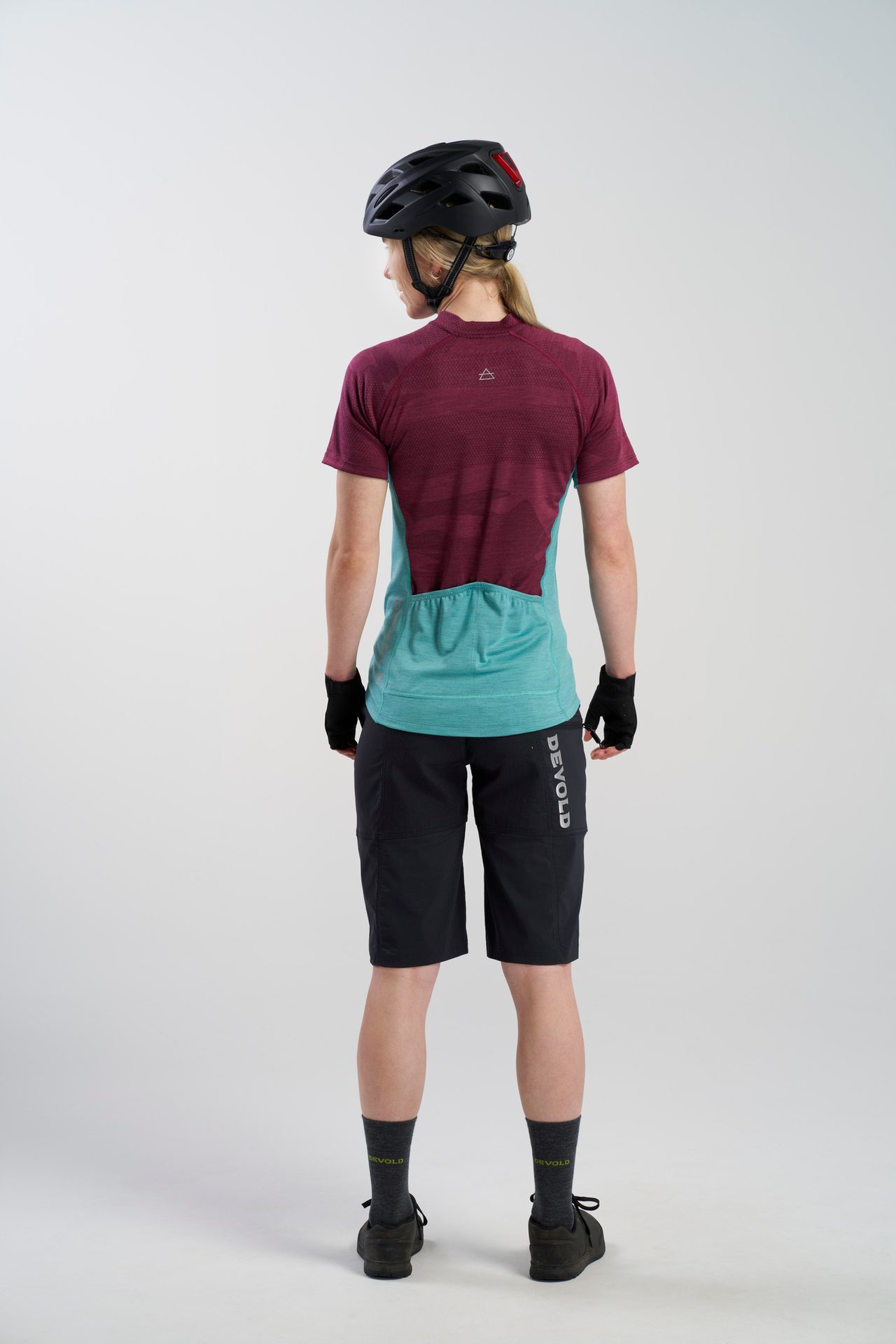 Sports uniform, Active shorts, Human body, Arm, Helmet, Jersey, Neck
