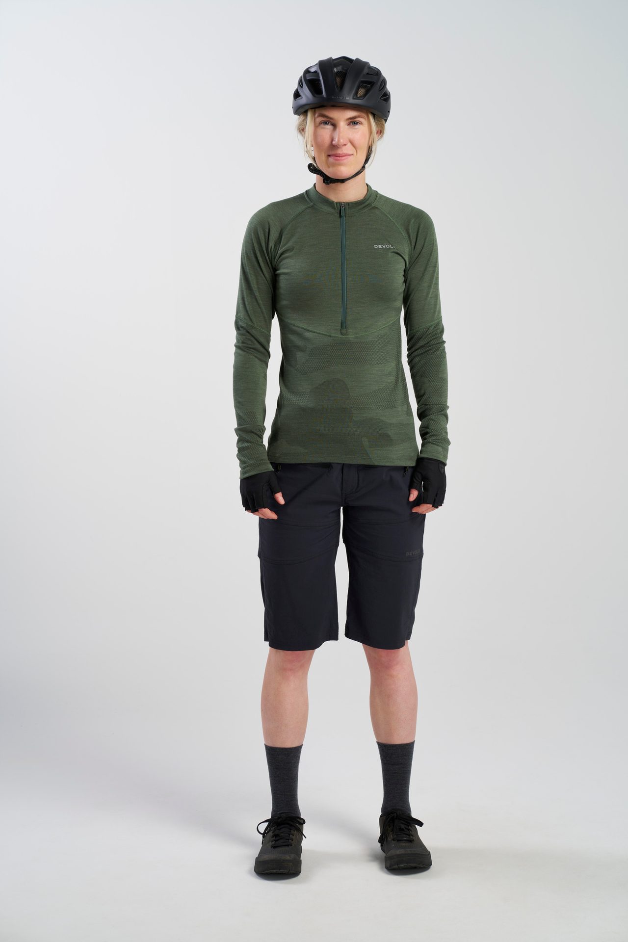 Active shorts, Sports equipment, Human body, Bicycle helmet, Arm, Leg, Jersey, Sleeve