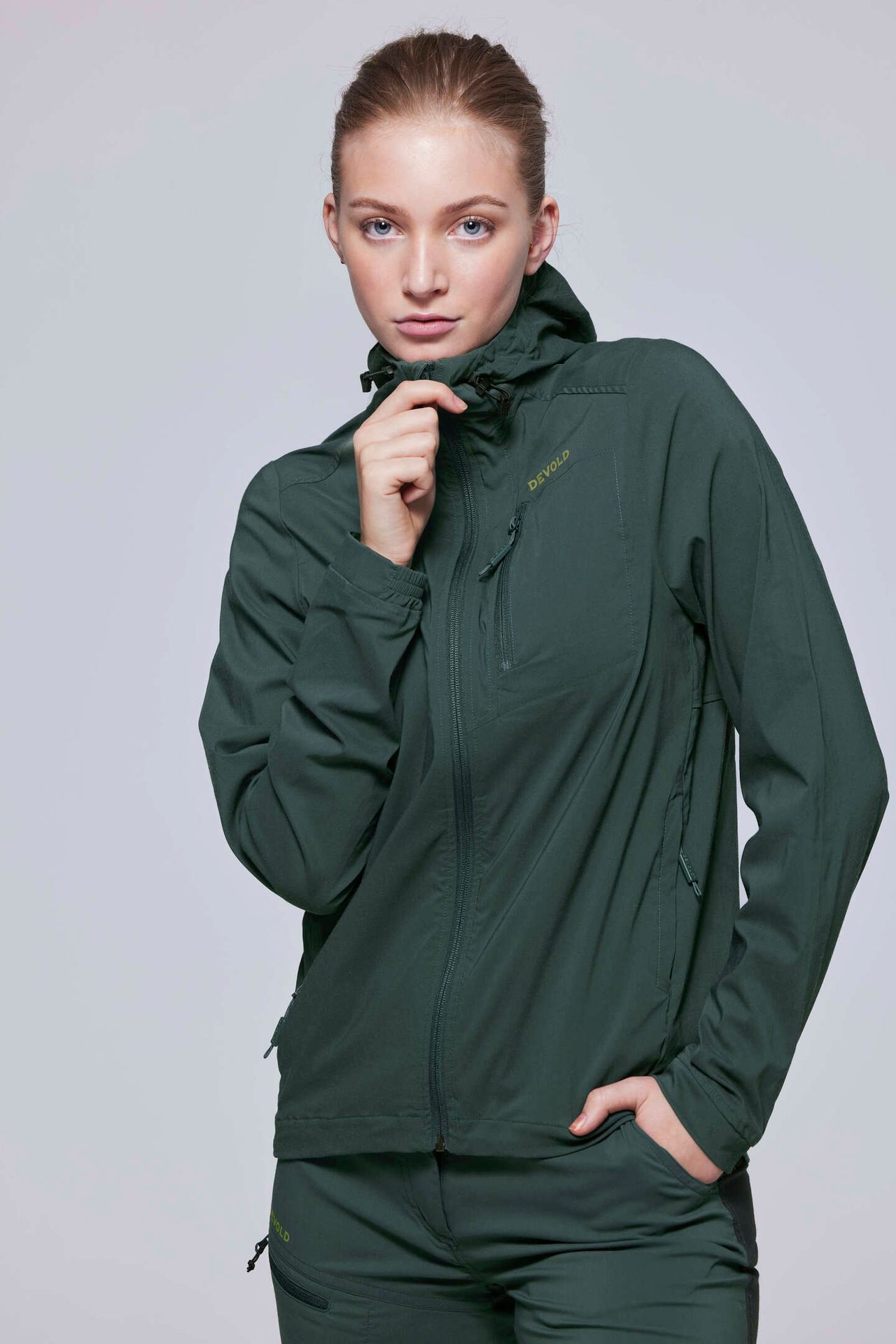 Dress shirt, Flash photography, Hair, Face, Shoulder, Neck, Sleeve, Gesture, Grey, Collar