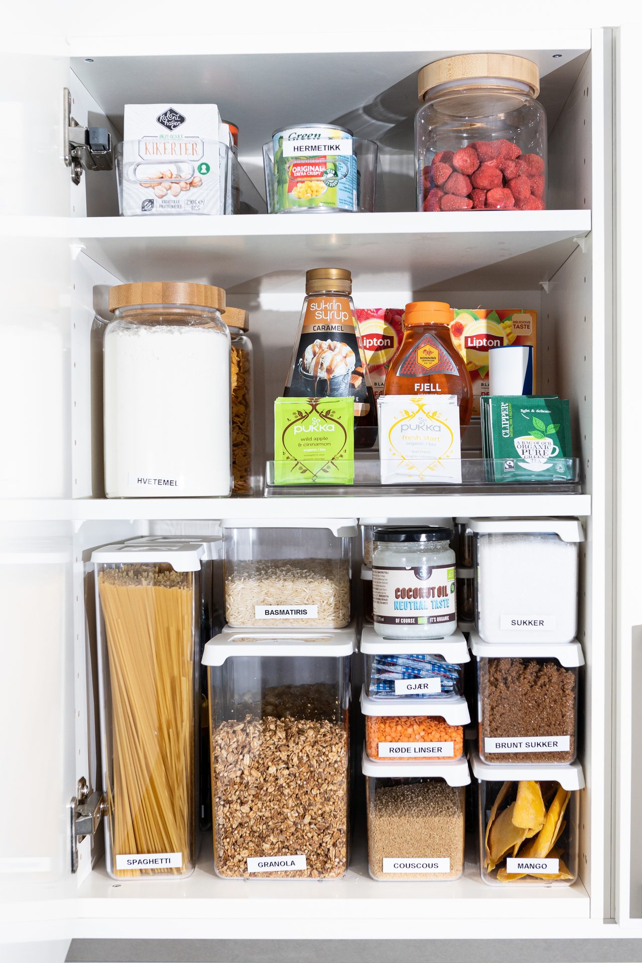 Food storage, Kitchen appliance, Shelf, Shelving, Rectangle, Bottle