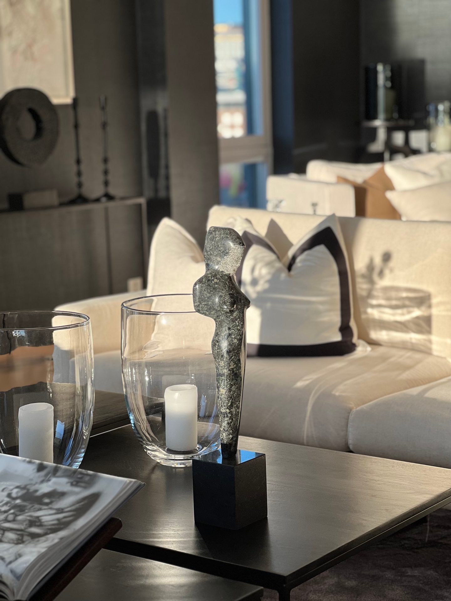 Interior design, Table, Furniture, Drinkware, Tableware, Stemware, Lighting, Rectangle, Tablecloth