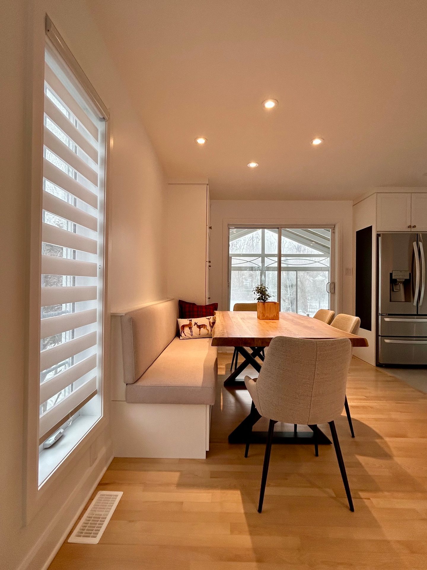 Window blind, Interior design, Table, Furniture, Building, Wood, Chair, Shade, Fixture