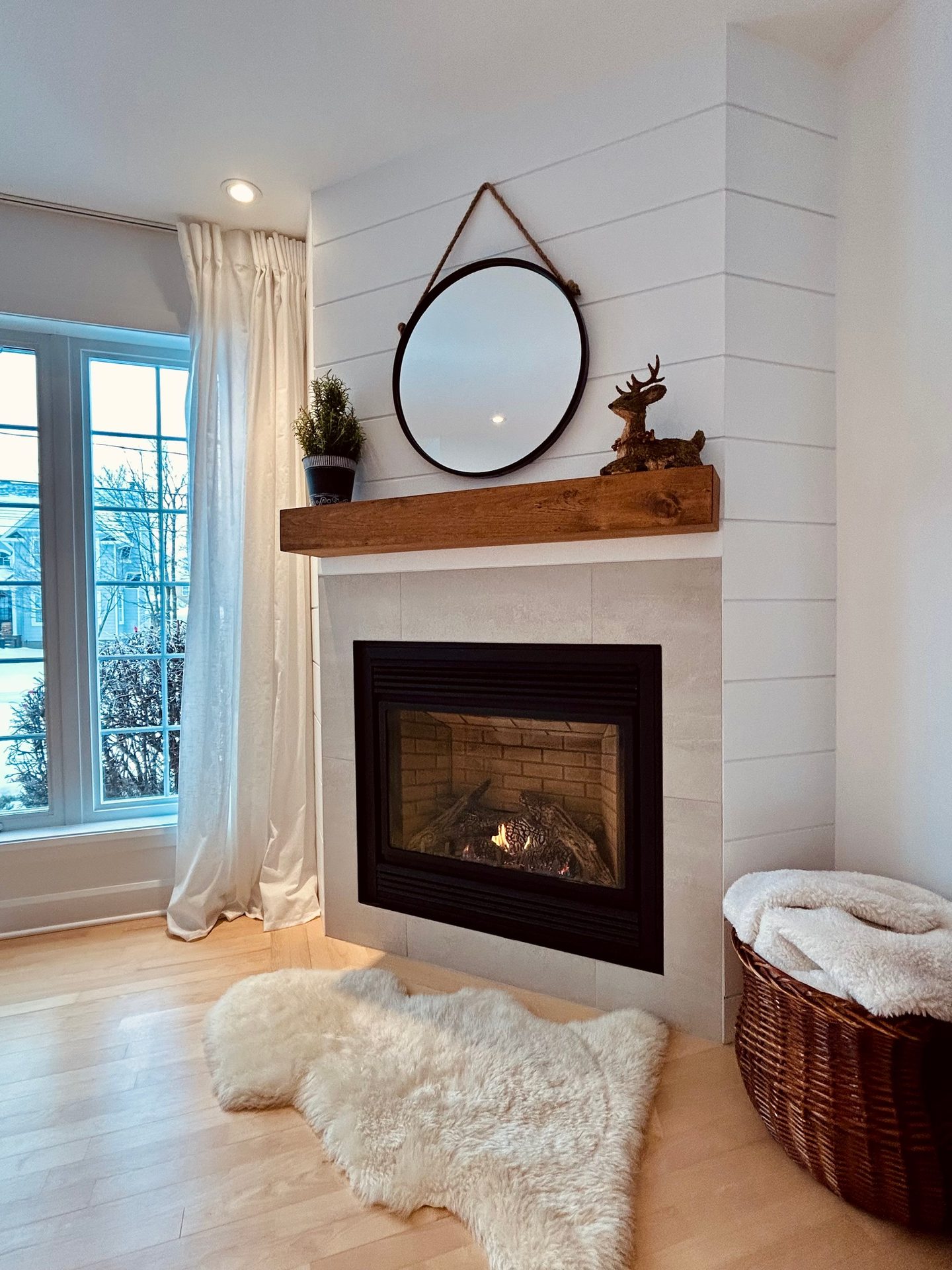 Interior design, Living room, Mirror, Property, Wood, Window, Floor, Flooring, Wall, Comfort