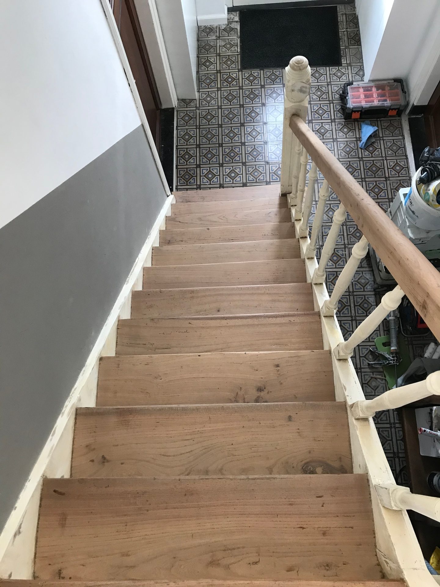 Wood stain, Stairs, Fixture, Building, Flooring, Floor