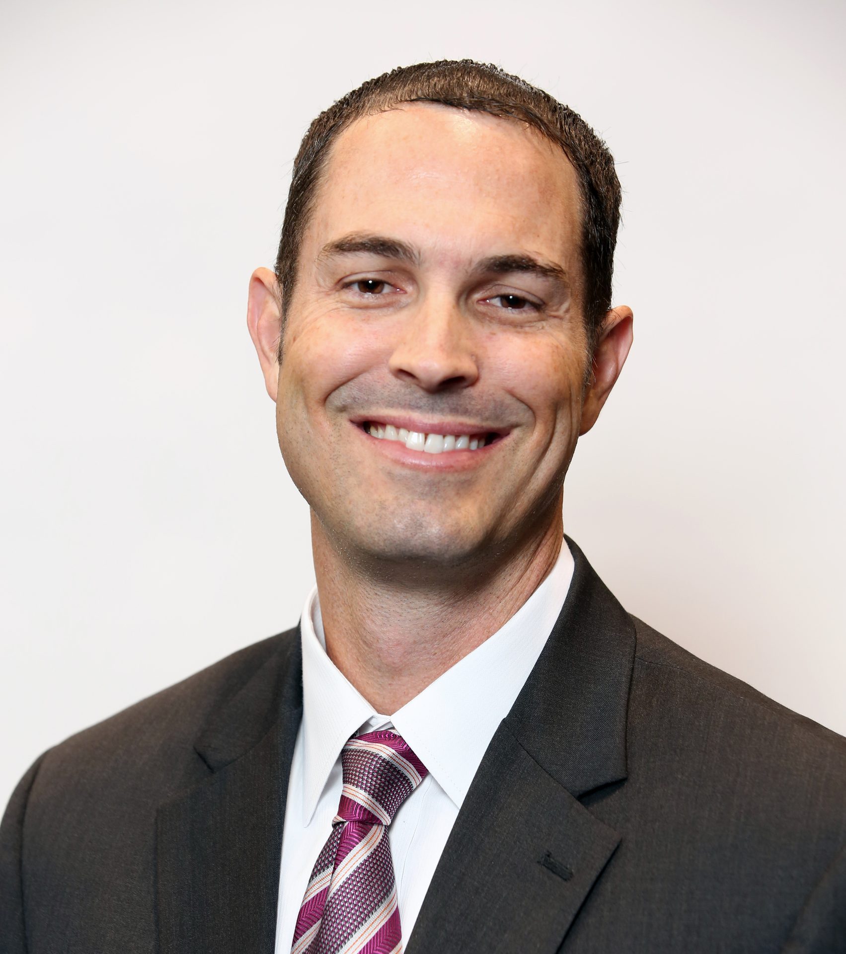 Dress shirt, Forehead, Smile, Head, Chin, Tie, Gesture, Collar, Suit