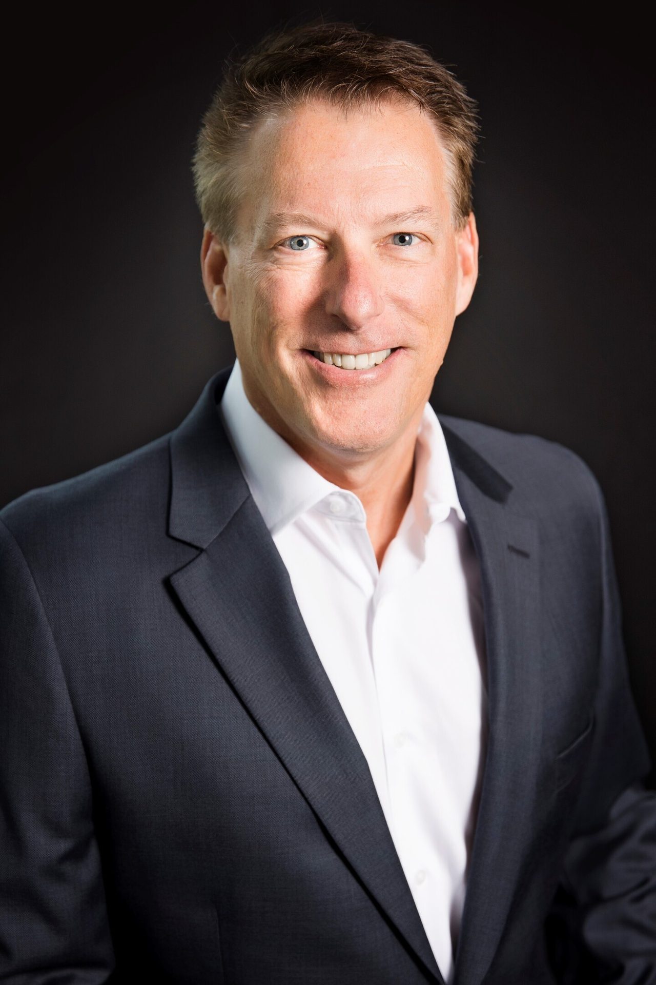 Dress shirt, Flash photography, Forehead, Smile, Eyebrow, Jaw, Sleeve, Gesture, Collar, Suit