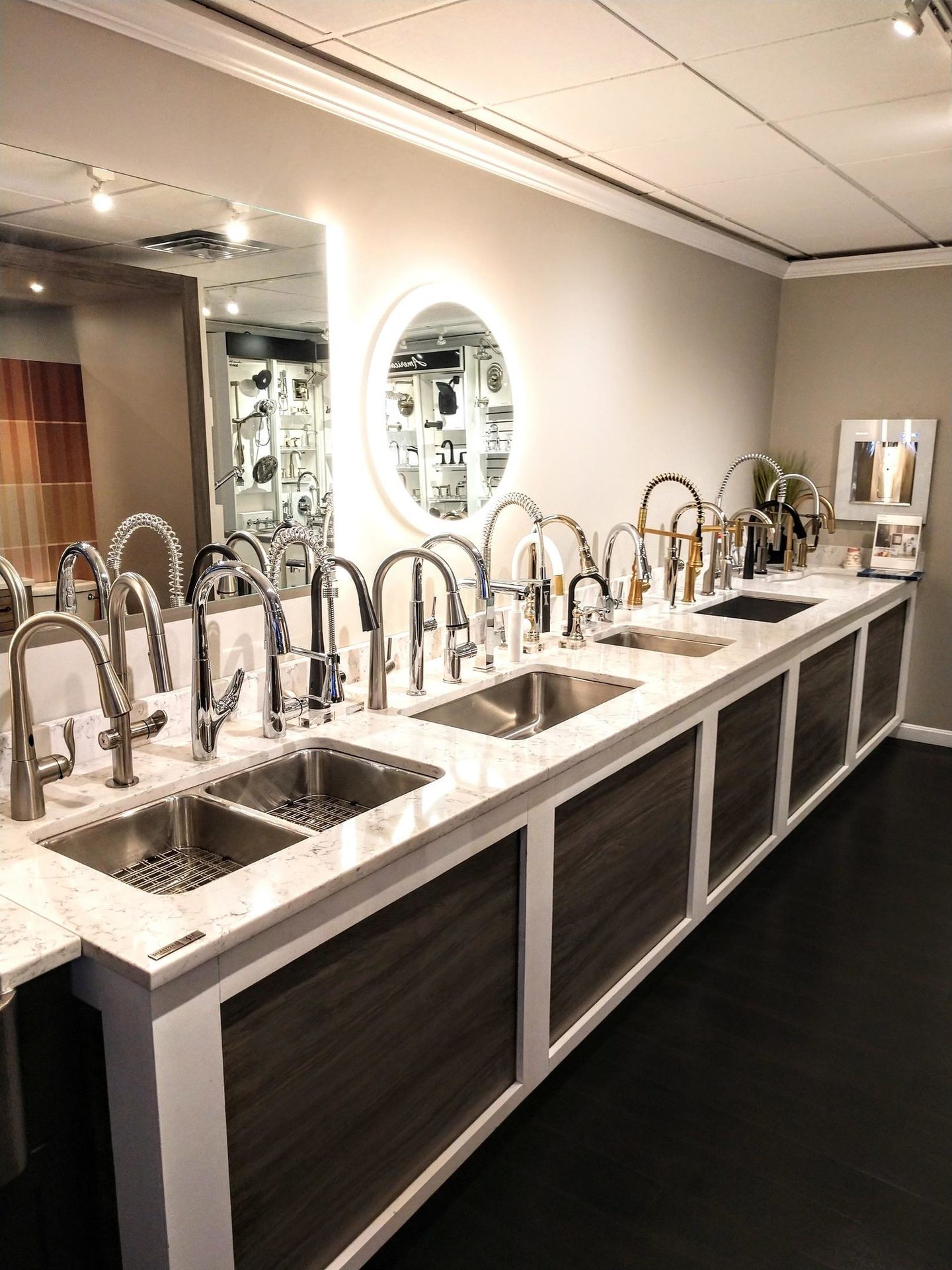 Kitchen sink, Plumbing fixture, Interior design, Tap, Mirror, Countertop, Wood, Cabinetry, Flooring