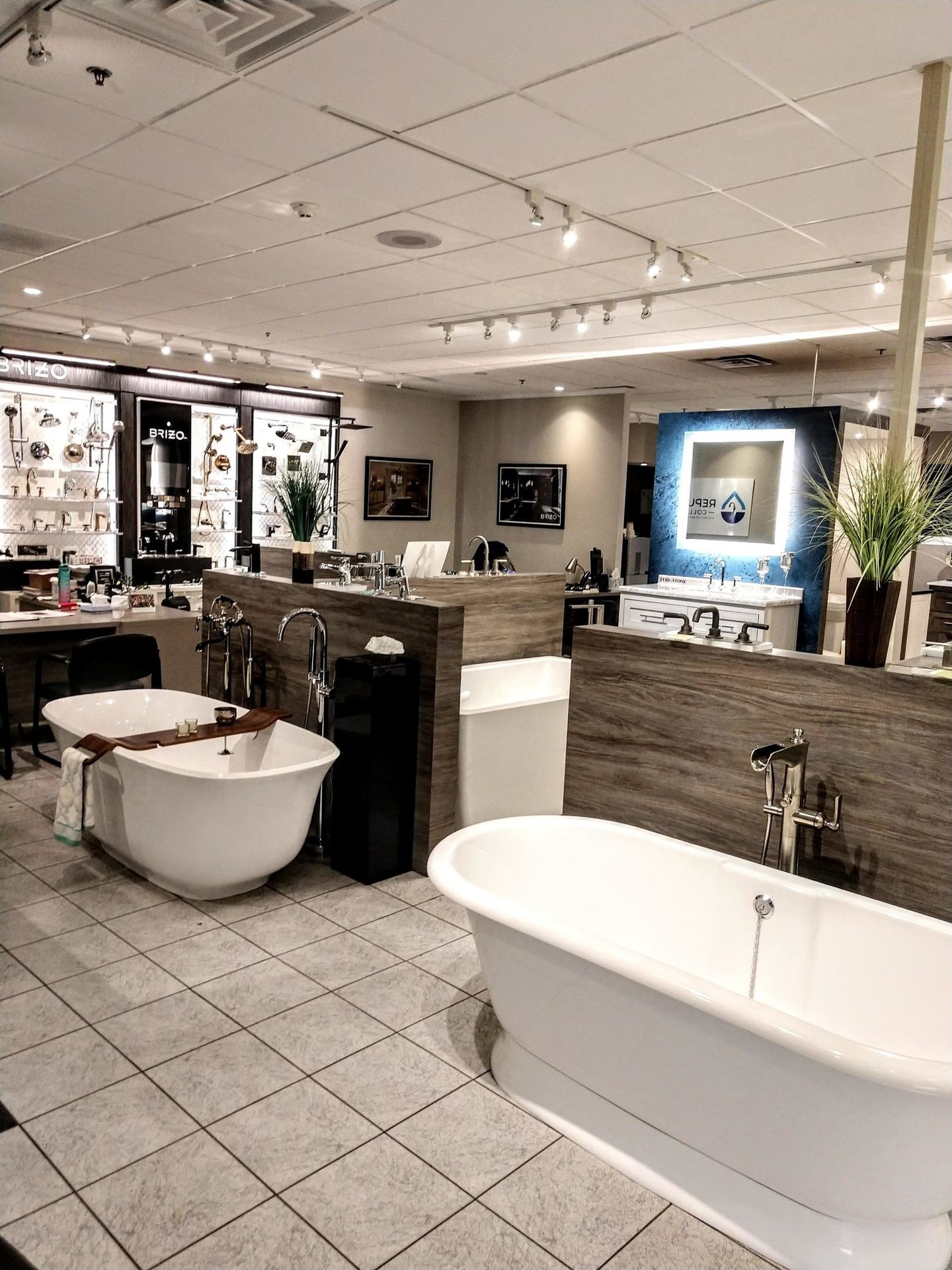 Plumbing fixture, Interior design, Bathtub, Tap, White, Plant, Bathroom, Architecture, Mirror, Houseplant