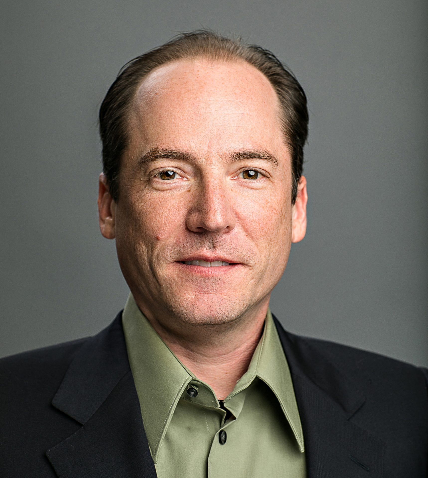 Dress shirt, Forehead, Cheek, Chin, Smile, Eyebrow, Jaw, Sleeve, Gesture, Collar