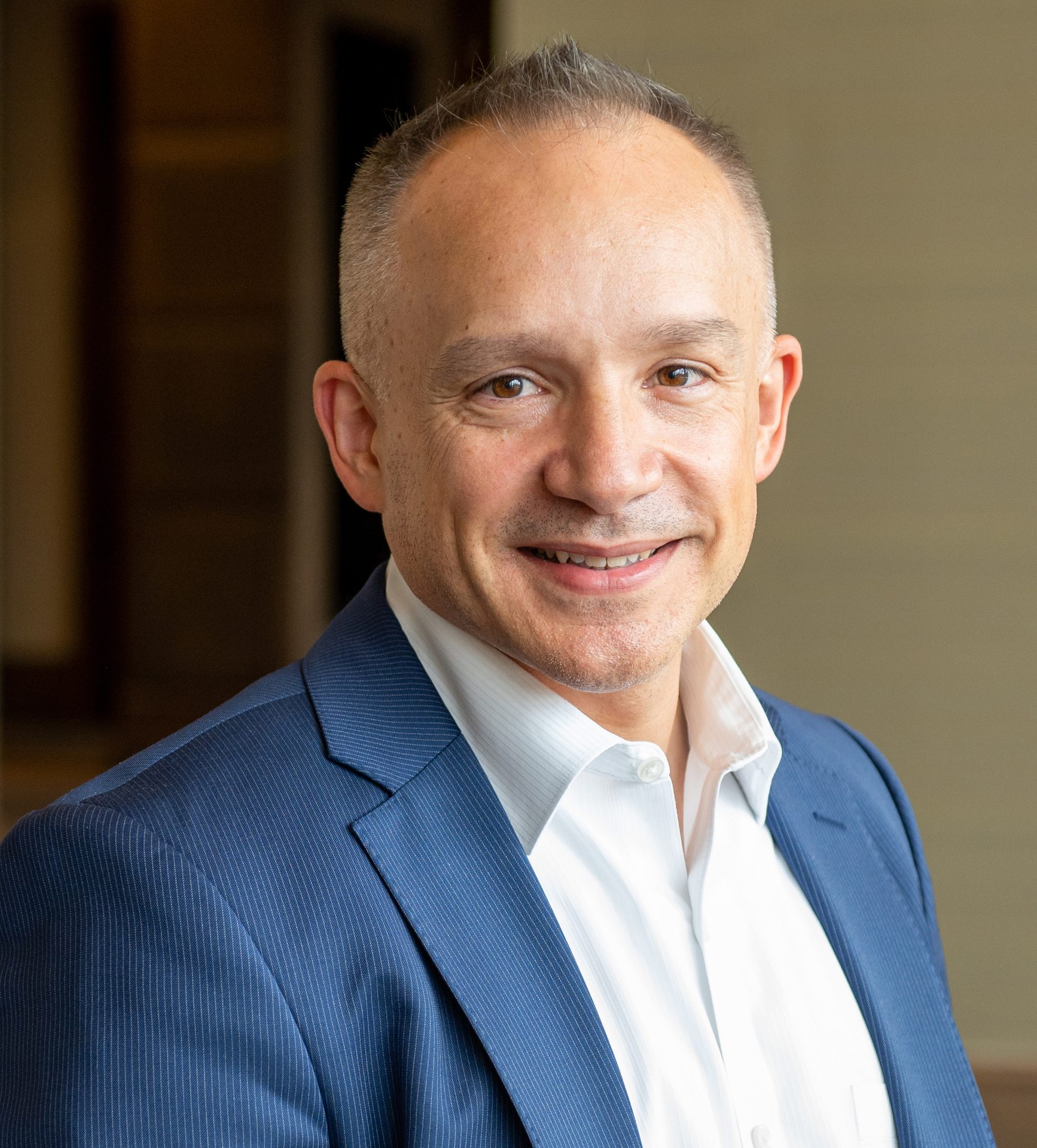 Dress shirt, Forehead, Smile, Jaw, Sleeve, Gesture, Collar