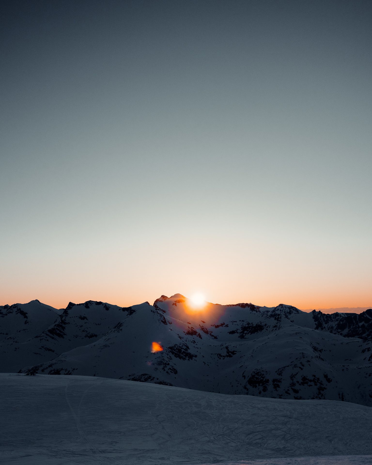 Natural landscape, Atmospheric phenomenon, Sky, Atmosphere, Mountain, Slope, Afterglow, Highland, Freezing, Snow