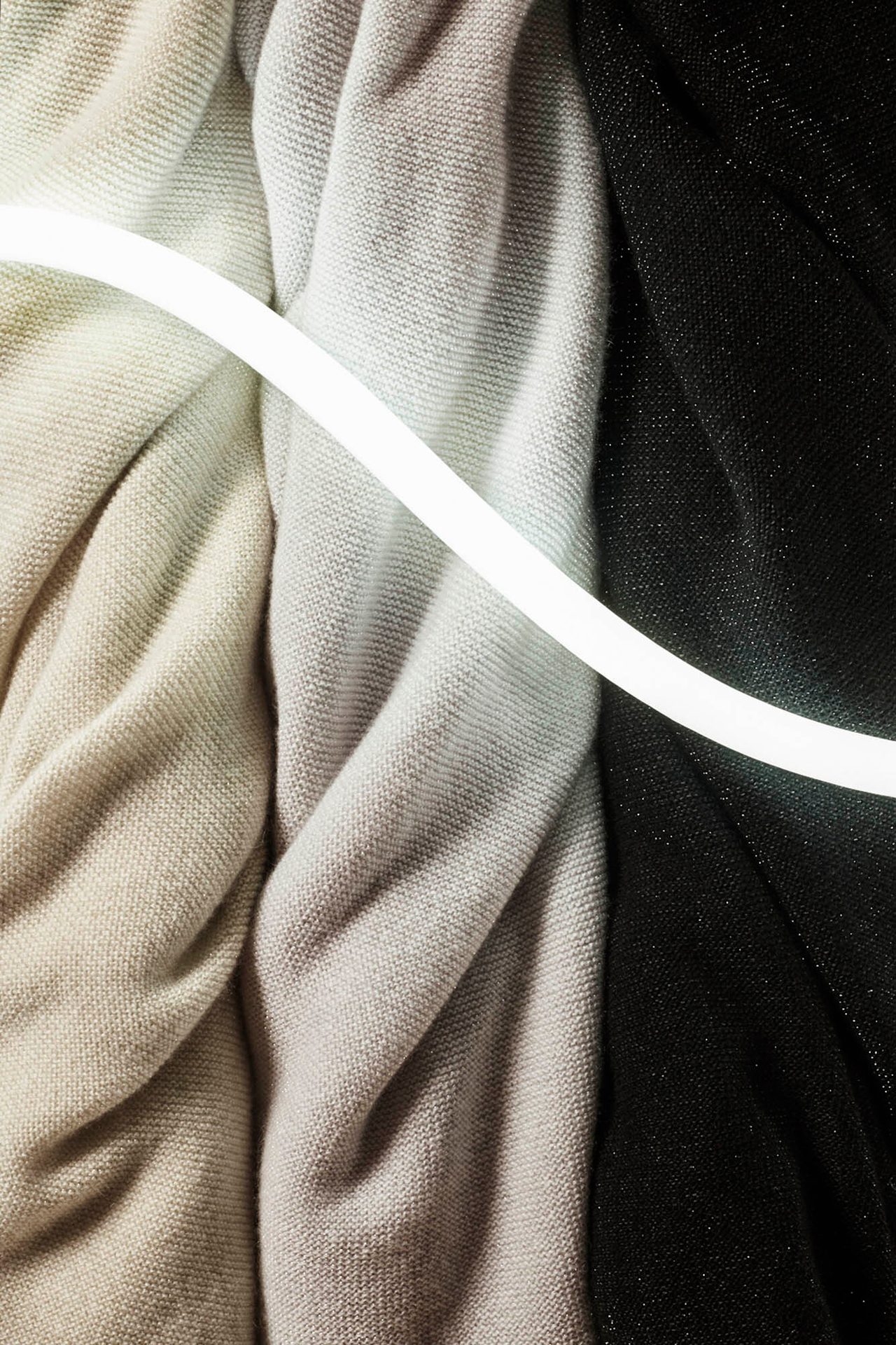 Material property, Textile, Sleeve, Gesture, Grey, Finger