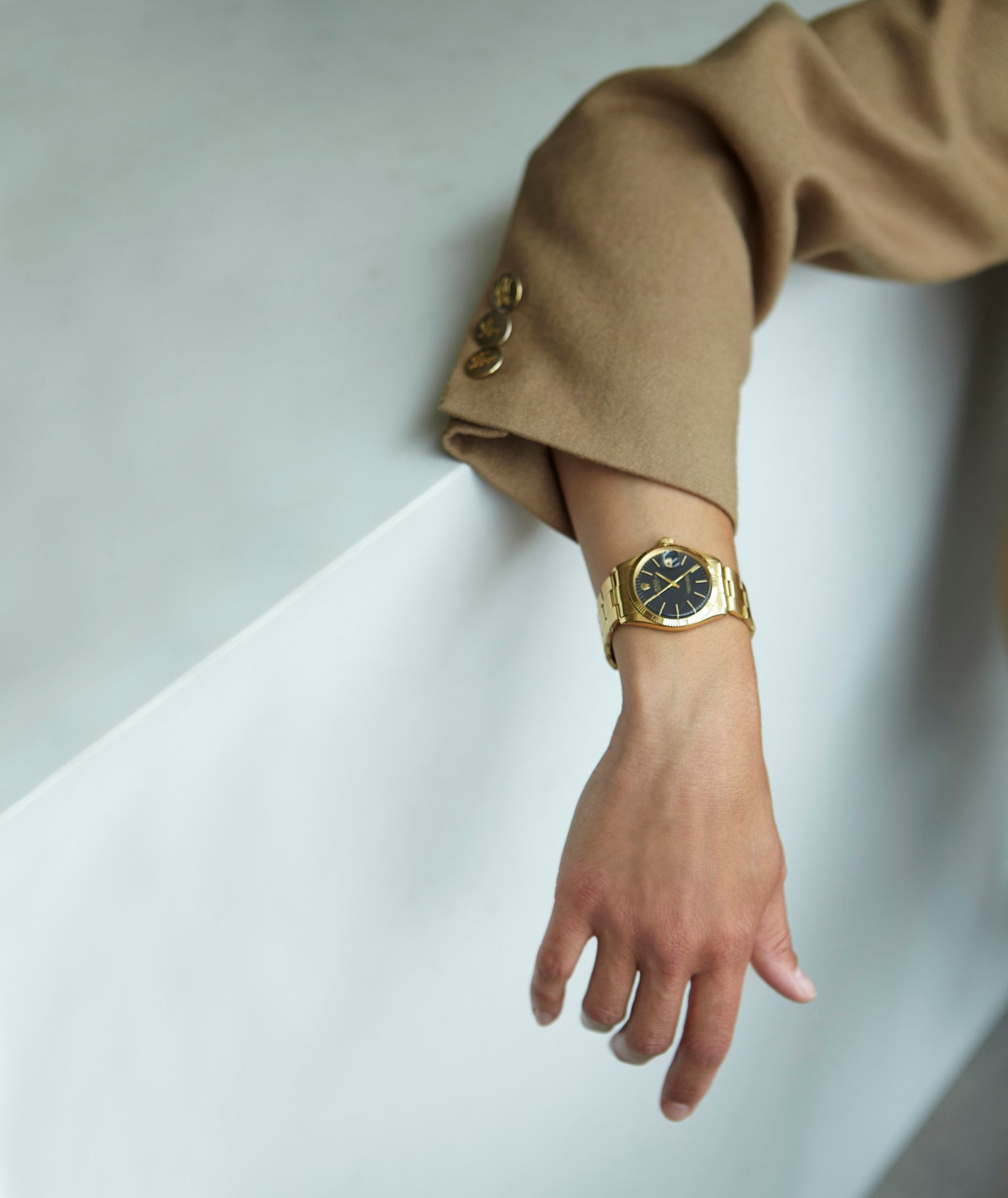 Watch, Hand, Arm, Leg, Neck, Sleeve, Thigh, Gesture, Elbow, Collar