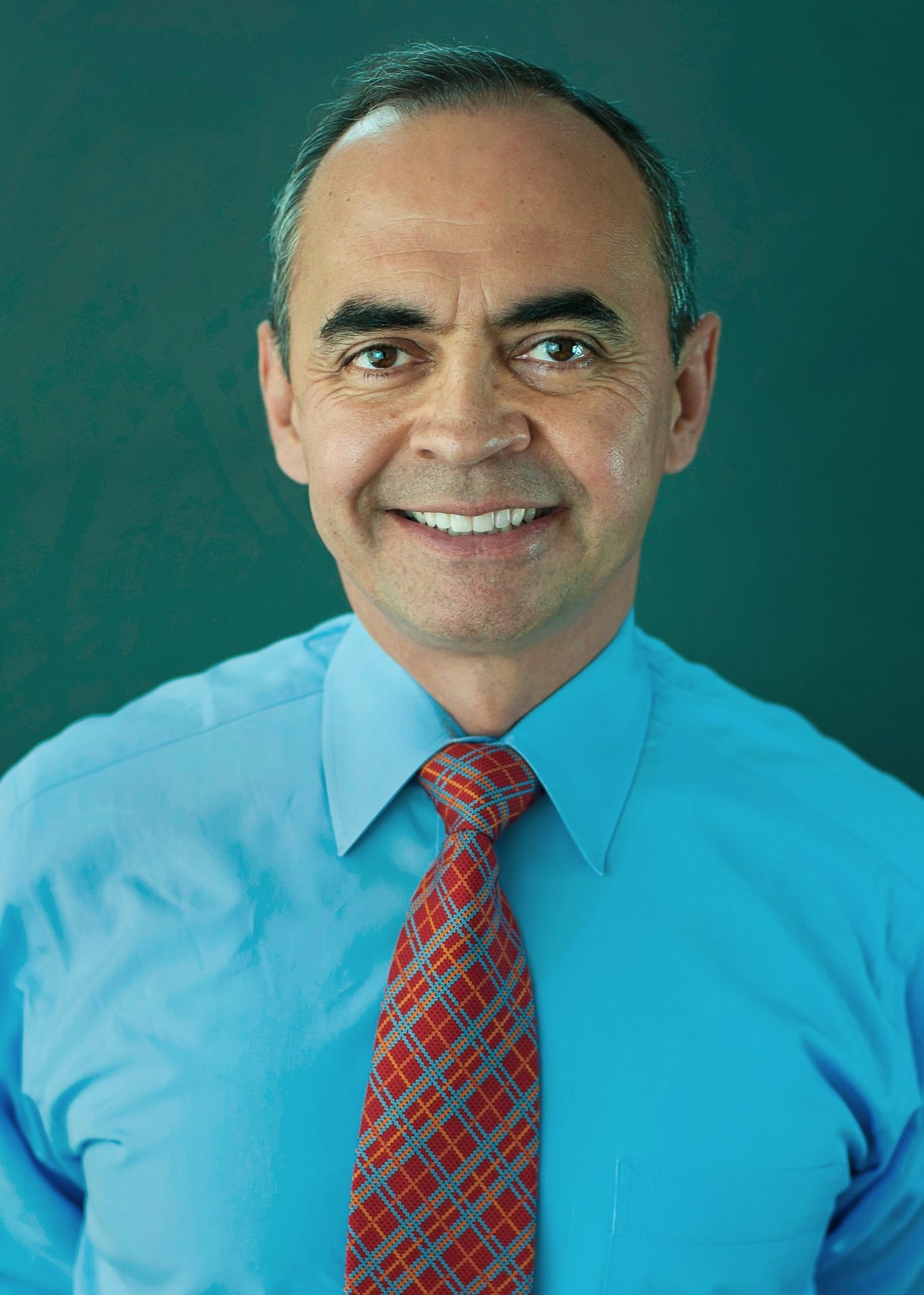 Dress shirt, Forehead, Smile, Eye, Muscle, Tie, Human, Neck, Sleeve, Gesture