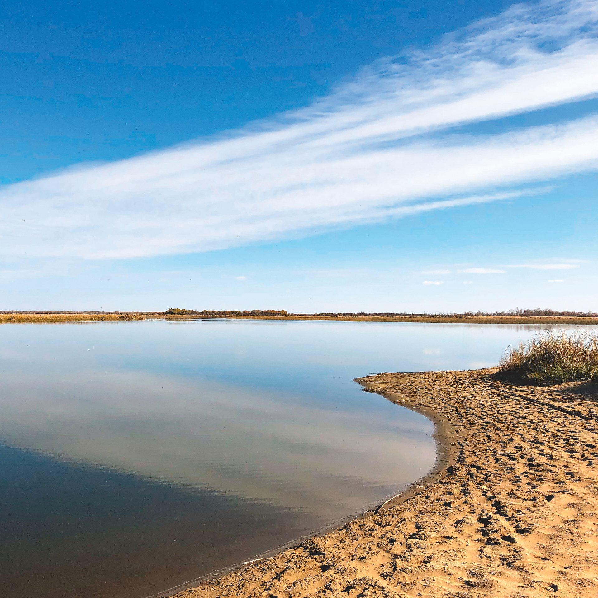 Coastal and oceanic landforms, Body of water, Natural landscape, Cloud, Sky, Lake, Dusk, Bank, Watercourse