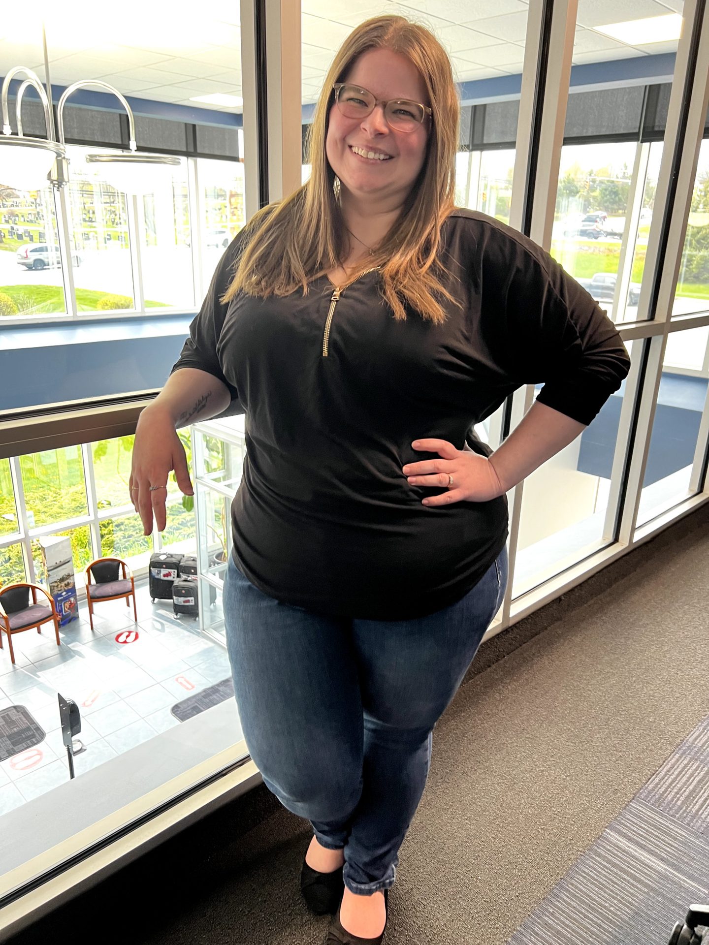 Active pants, Clothing, Glasses, Joint, Jeans, Arm, Smile, Leg, Sleeve, Waist