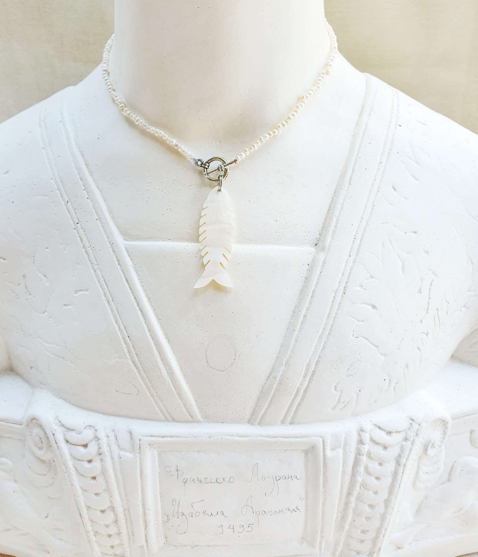Material property, White, Grey, Necklace, Collar, Silver, Sleeve