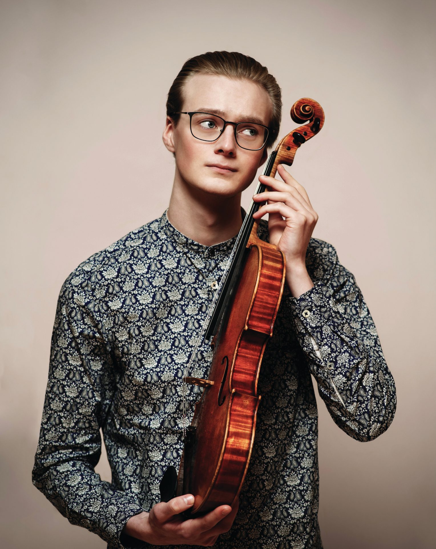 String instrument accessory, Violin family, Vision care, Glasses, Musician