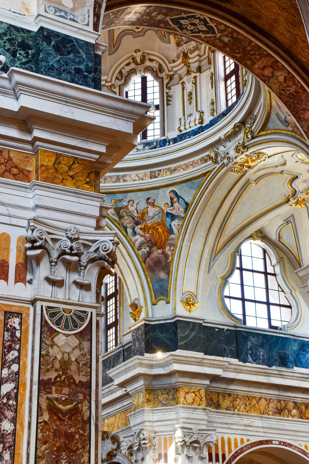 Place of worship, Holy places, Religious institute, Classical architecture, Ceiling, Molding, Dome, Church, Glass