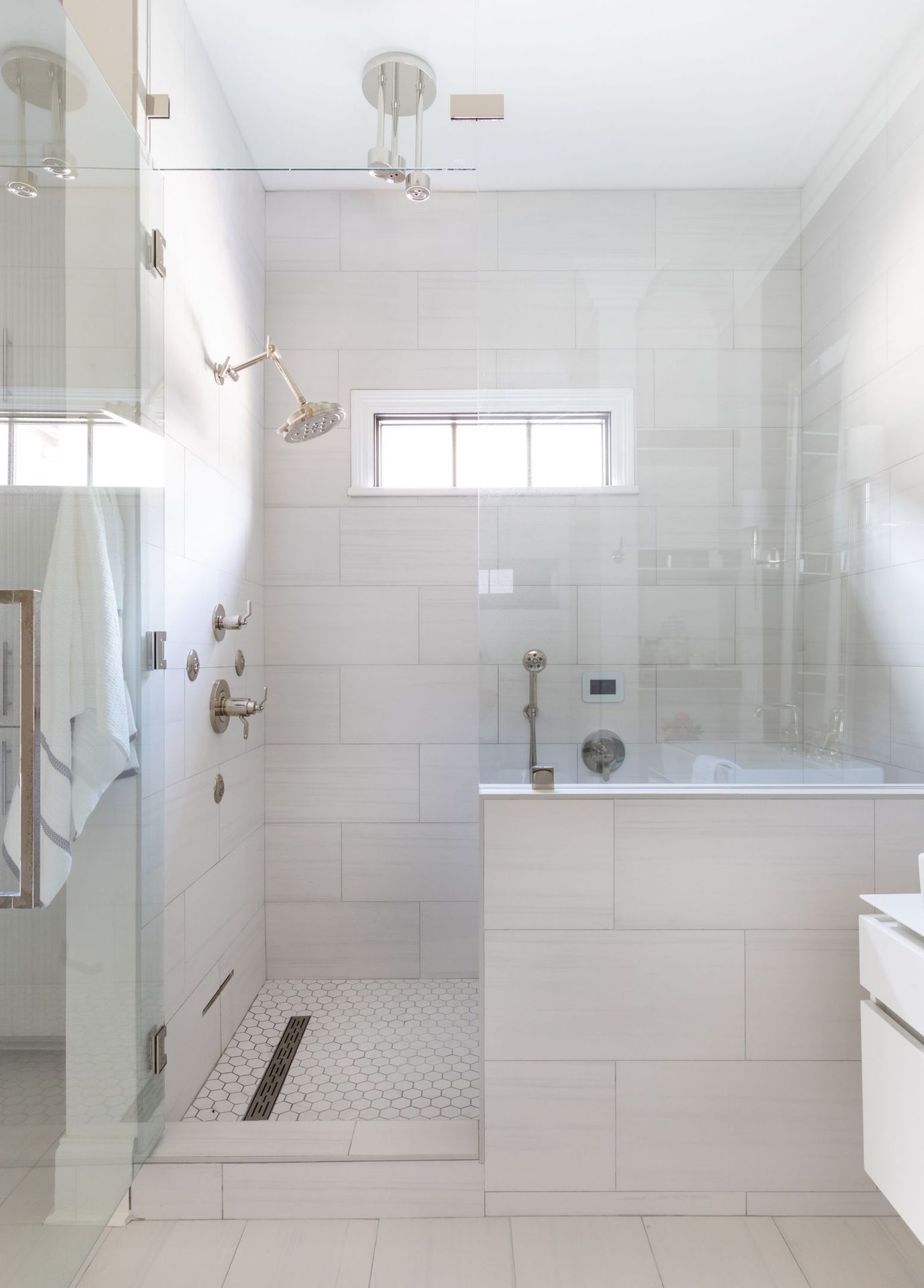 Plumbing fixture, Interior design, Property, Building, Bathroom, Architecture, Flooring, Floor, Wall